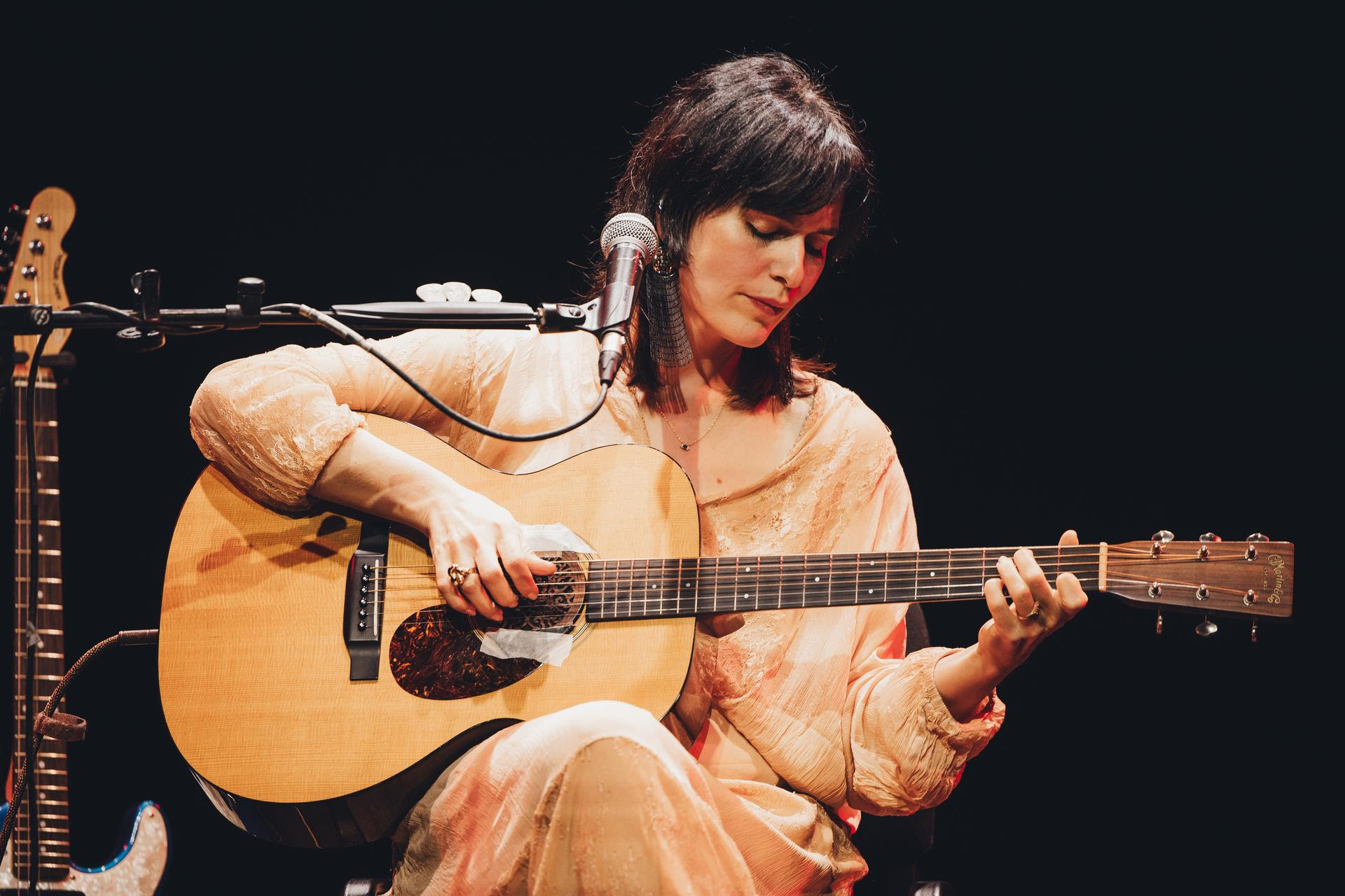 ERICA MOU – Prosegue il tour di “CERCHI”: 11.08 Bari Sardo (NU), 15.08 Bari, 24.08 Rocca Calascio (AQ), 29.08 Malonno (BS), 05.09 Berchidda (SS), 06.09 Penne (PE), 19.09 Bologna