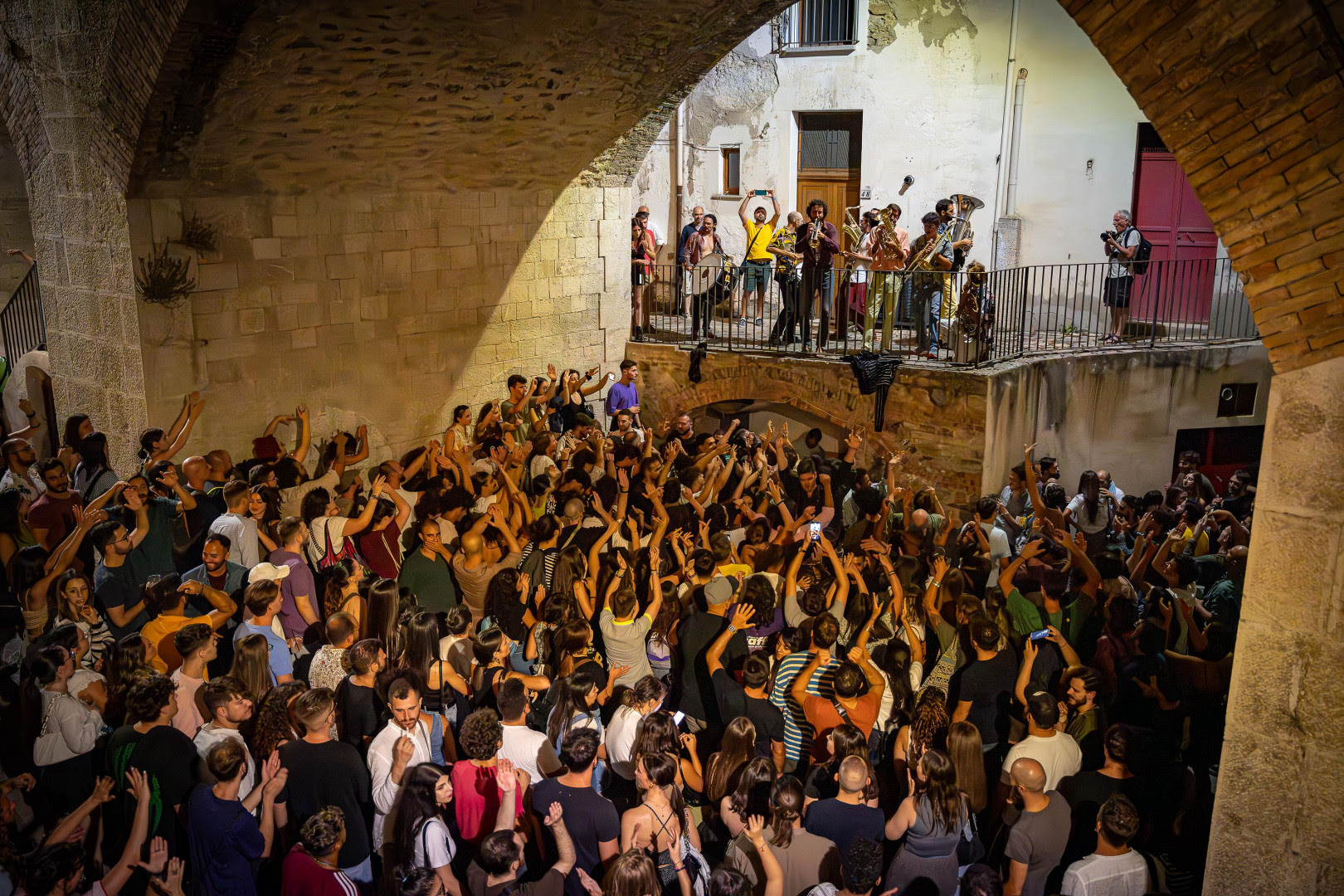 Al via il 28 agosto “SPONZ EDEN – Recinti di umanità”, la nuova edizione dello Sponz Fest ideato e diretto da Vinicio Capossela a Calitri, in Alta Irpinia. Anteprima domani 27 agosto a Cairano.