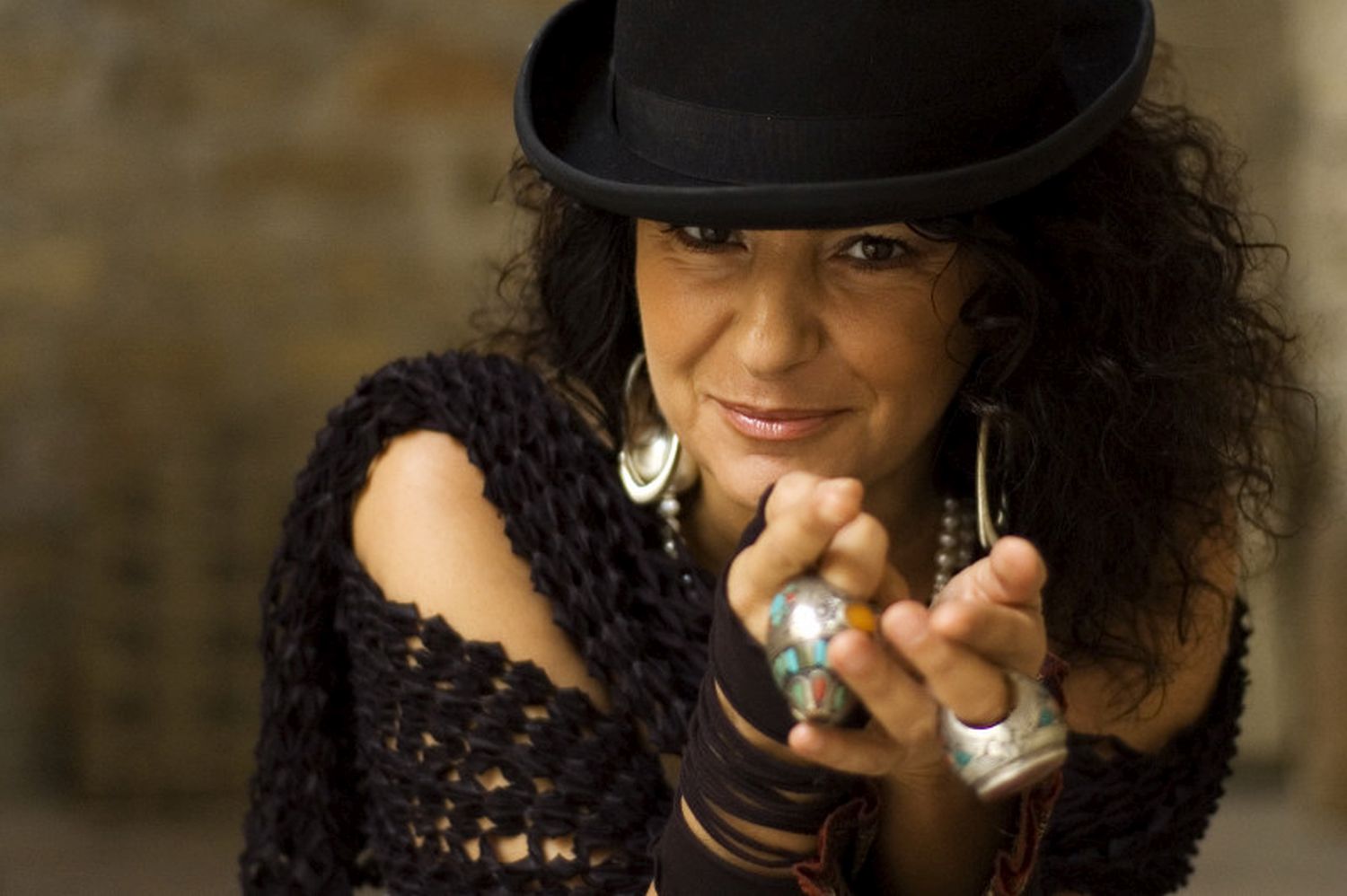 Venerdì 26 settembre la cantautrice protagonista della scena musicale d’autore AIDA SATTA FLORES torna con una versione inedita del brano che la vide duettare con lo storico cantante dei Nomadi AUGUSTO DAOLIO “UN BERSAGLIO AL CENTRO”