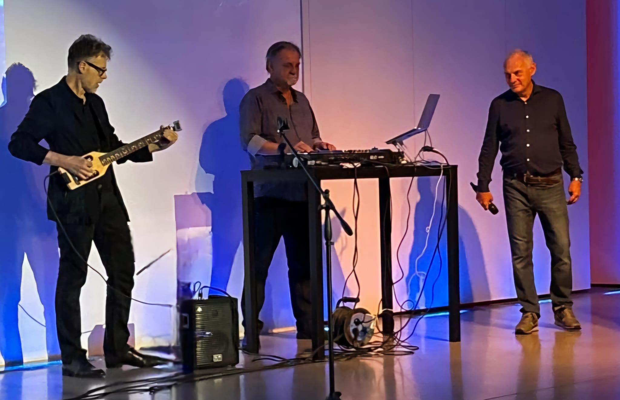 Dal 26 settembre è disponibile in digitale “Dead Poets Club”, il progetto di studio sull’interazione tra intelligenza artificiale e produzione musicale dell’omonimo gruppo in collaborazione con l’università degli studi di Milano-Bicocca