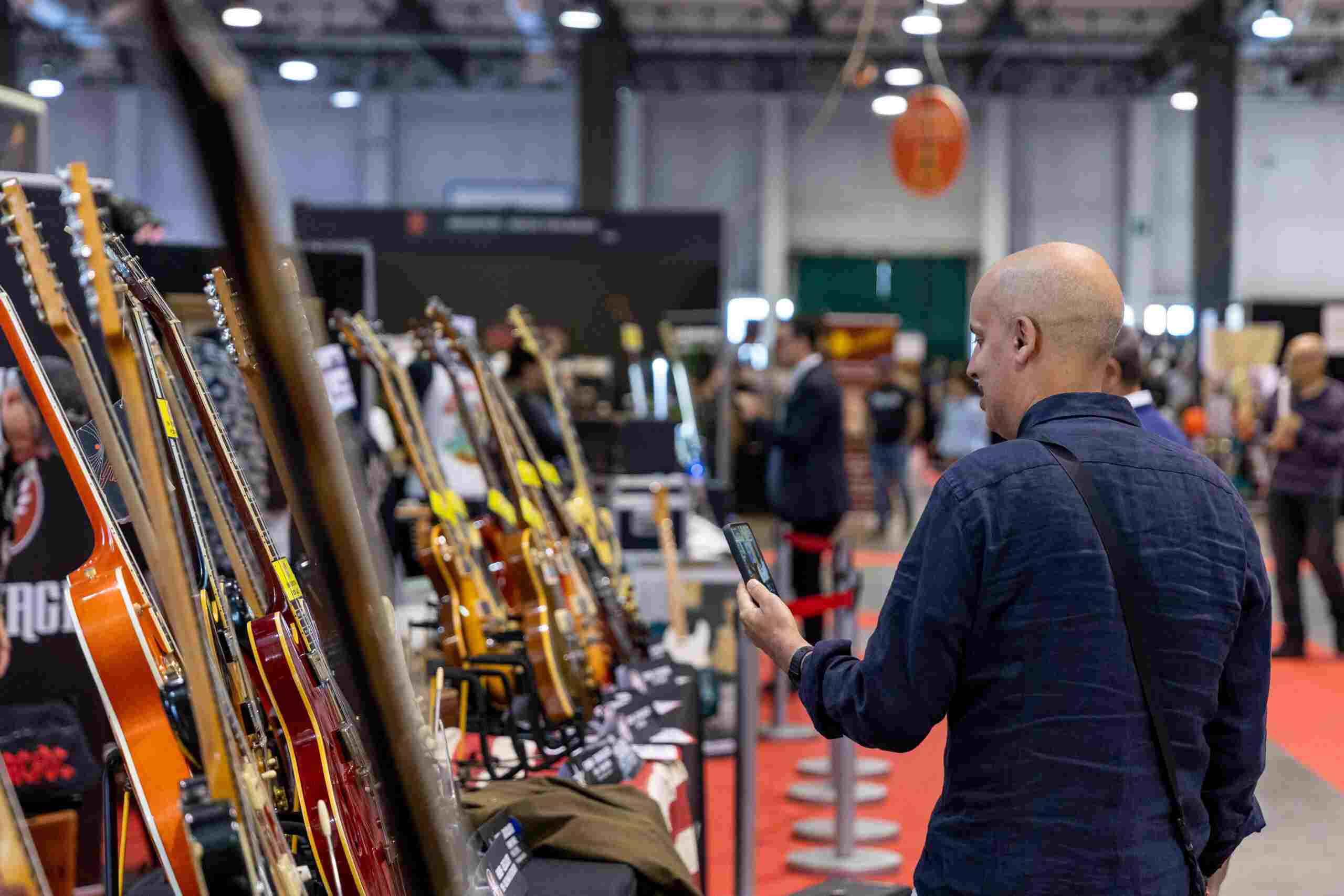 Electric Sound Village: quando la liuteria incontra il rock  Un viaggio tra strumenti, artigianato e contaminazioni sonore