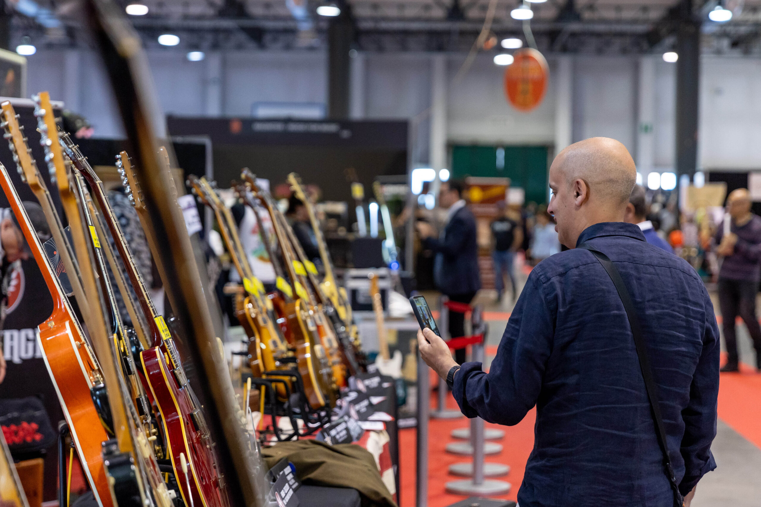 Electric Sound Village: quando la liuteria incontra il rock  Un viaggio tra strumenti, artigianato e contaminazioni sonore