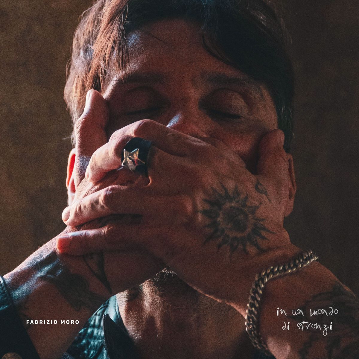 Da oggi in digitale “IN UN MONDO DI STRONZI”, il nuovo brano di FABRIZIO MORO che anticipa l’album di inediti “NON HO PAURA DI NIENTE” in uscita il14 novembre in cd, vinile e musicassetta