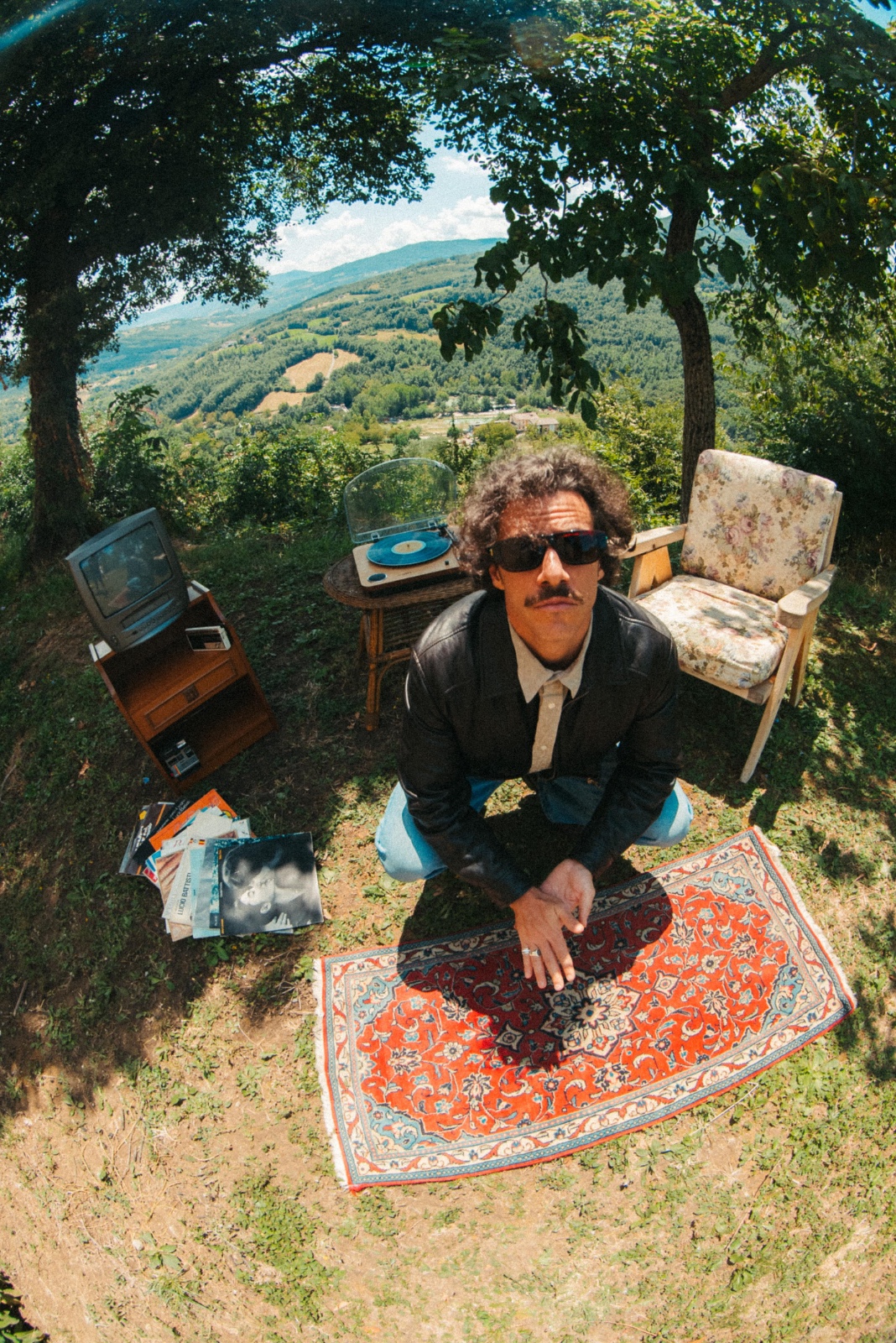 JACOPO ÈT – escono domani i brani “Carte da sandwich” e “Baggy Jeans”, che completano la deluxe edition “Sammy, Cabiria, etc. etc. etc.”