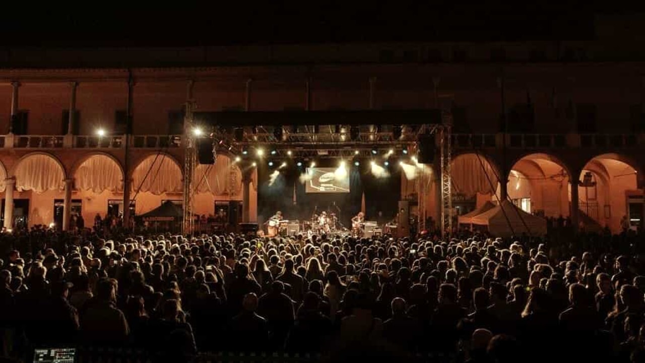 ECCO I PALCHI LIVE DEL MEI DA GIOVEDI 2 OTTOBRE A DOMENICA 5 OTTOBRE NELLE PIAZZE DEL POPOLO, DELLA LIBERTA’, MARTIRI’ DELLA LIBERTA’, NENNI E ALTRI IN CENTRO STORICO A FAENZA