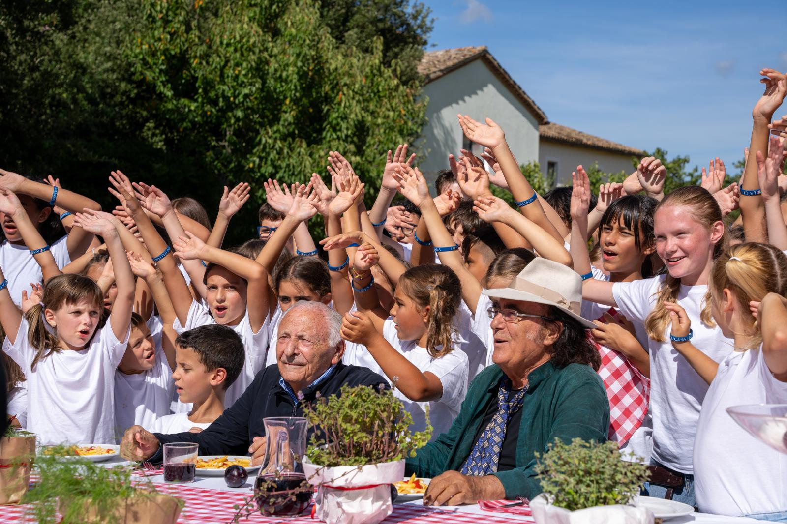 Inciso oggi il brano “VAI ITALIA”, l’inno di MOGOL e AL BANO con cinquanta bambini del CORO di CAIVANO e dell’ANTONIANO. La canzone accompagnerà l’Italia verso il riconoscimento della Cucina Italiana a Patrimonio dell’Umanità UNESCO