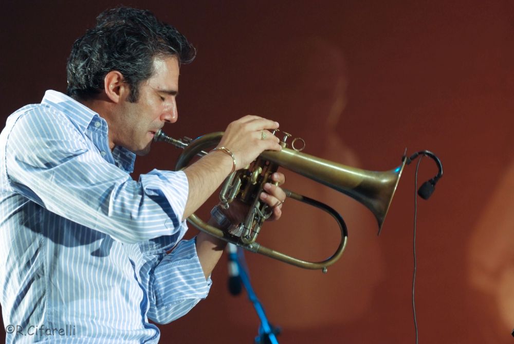 Continua la magia in alta quota de I SUONI DELLE DOLOMITI: il 17 settembre a Malga Brenta Bassa con Paolo Fresu e l’Orchestra Haydn, il 20 settembre al Camp Centener con Daniel Norgren, e il 21 settembre in Località Giasenei con Ana Carla Maza
