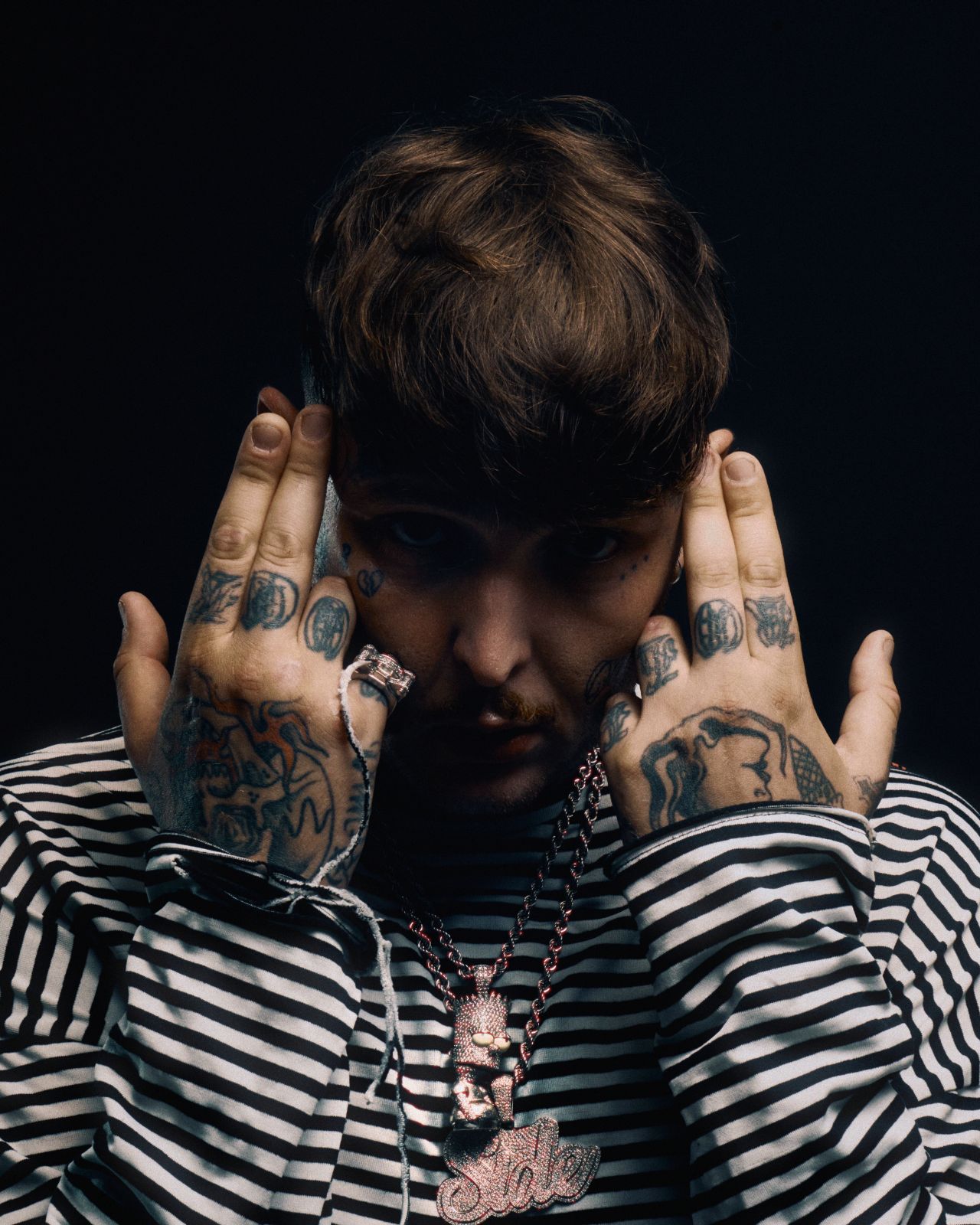 Dopo aver consacrato il suo ritorno con l’album “Leggendario”, SIDE BABY annuncia “LEGGENDARIO RXX Edition”, una speciale riedizione che arricchisce e rilancia il progetto originario, disponibile in digitale Il 12 settembre.