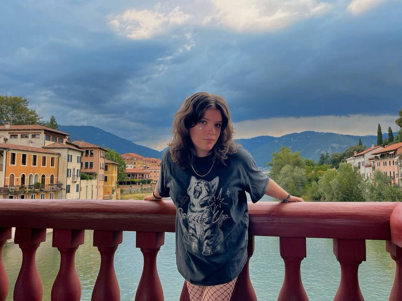 ZARA BROADWAY “HAPPY PILL” UN VIAGGIO TRA FUGA, ISOLAMENTO E RICERCA DI SOLLIEVO