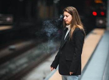 Il “Silenzio Assenzio” di Lara Serrano, una scelta di dignità in una società che non ammette pause