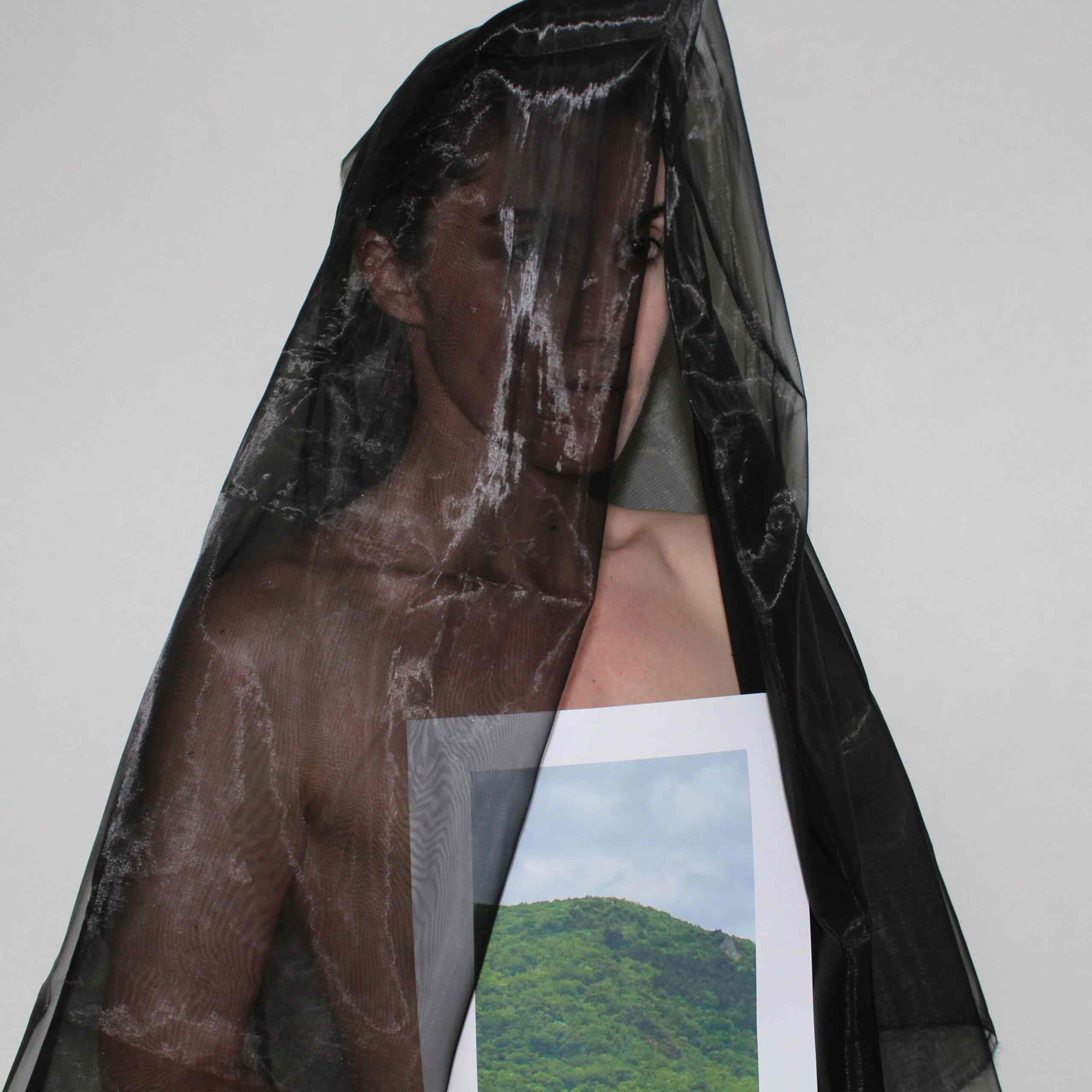 Nicol Bana presenta il suo album di debutto “Avanziamo la notte con passo preciso e insicuro” – La title track è il primo estratto