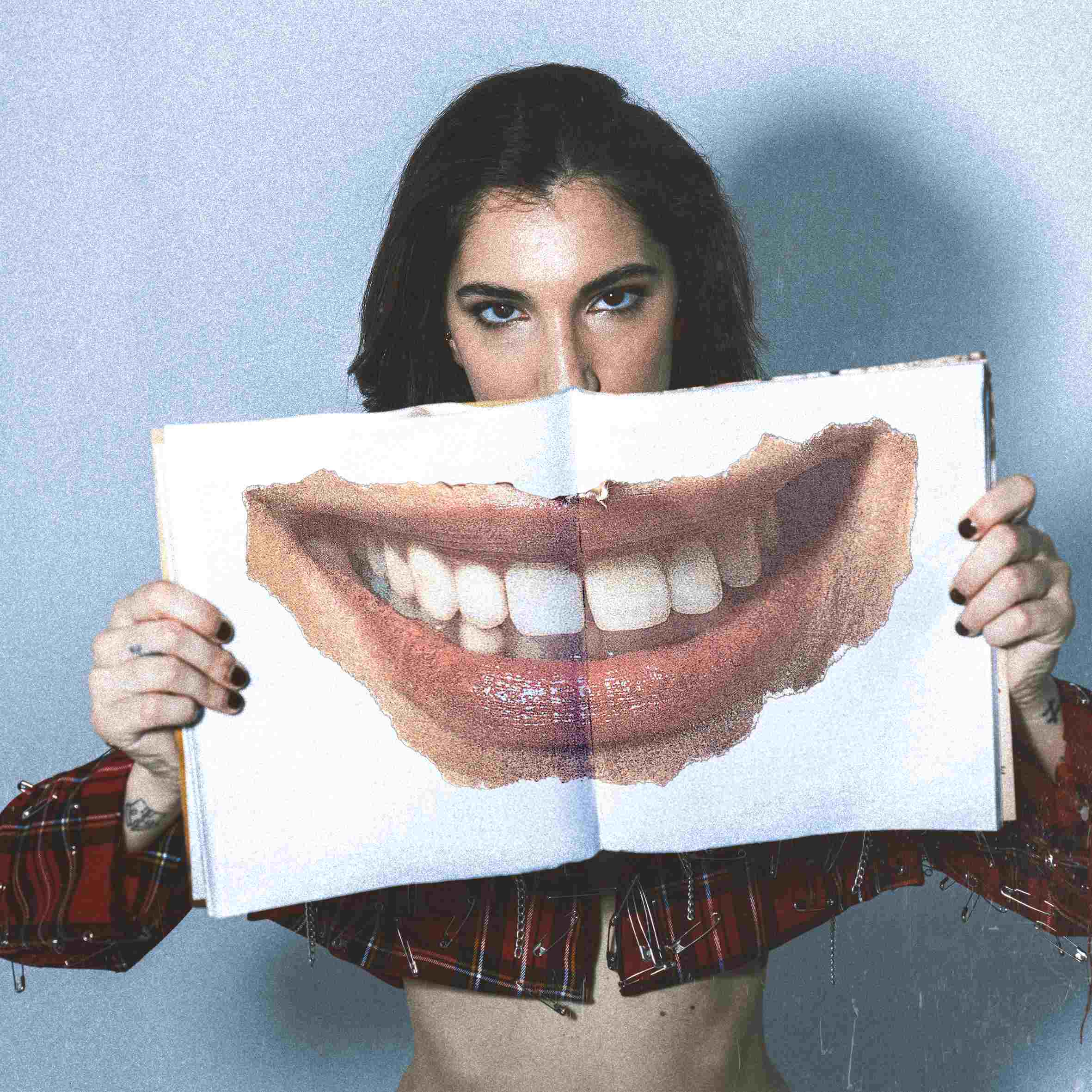 JVLIA torna con “NIENTE DA RIDERE”: un singolo che smaschera la finta empatia e il bisogno di compiacere