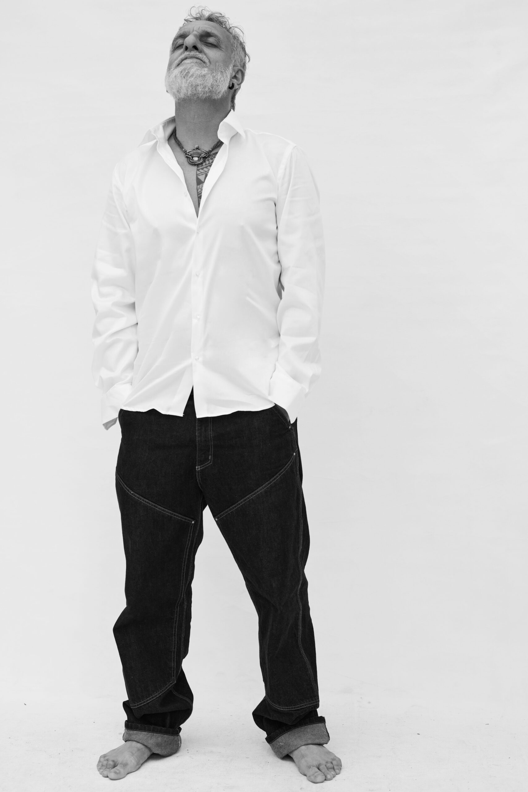 STENOX \\ “HANDS SHAKING (THE MAN IS SHAKING)”. Un messaggio primordiale e universale.