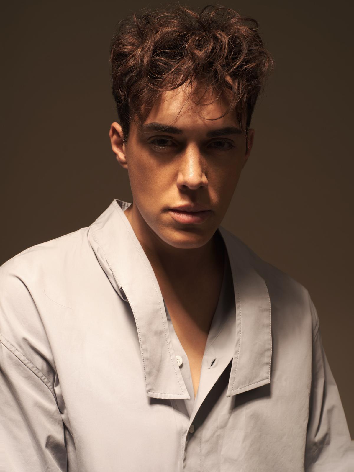 MATTIA DEBUTTA CON “2 DI ME”: UN DISCO CHE ROMPE GLI SCHEMI DEL POP ITALIANO