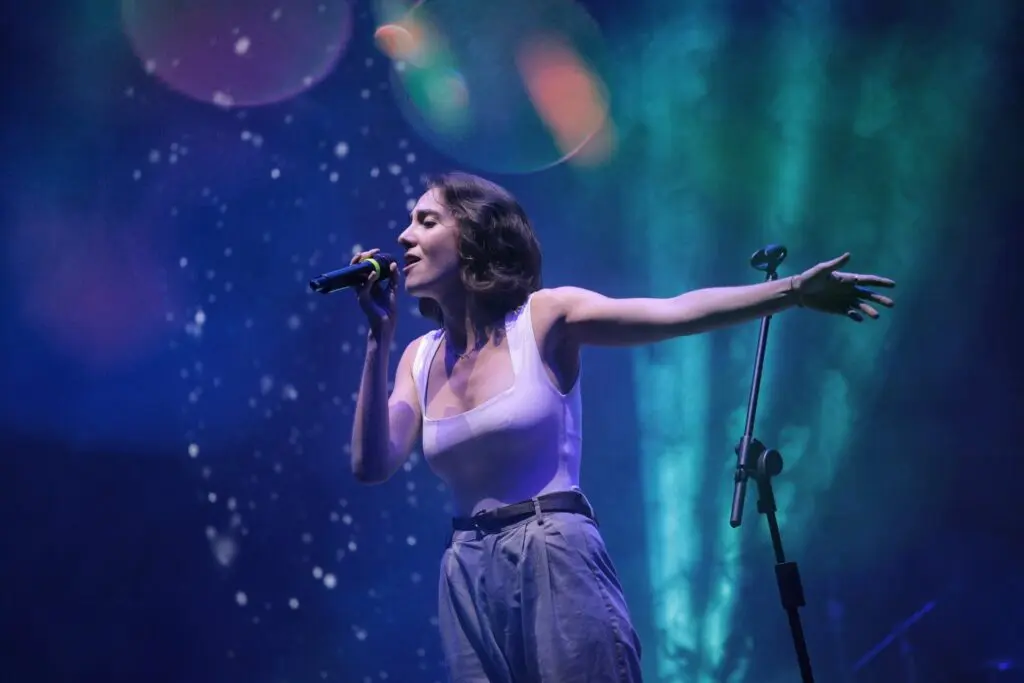 acquachiara: “La vulnerabilità è una forma di resistenza” La cantautrice romana torna sul palco del Music for Change, dove tutto è iniziato, con la forza limpida delle parole e dell’autenticità.