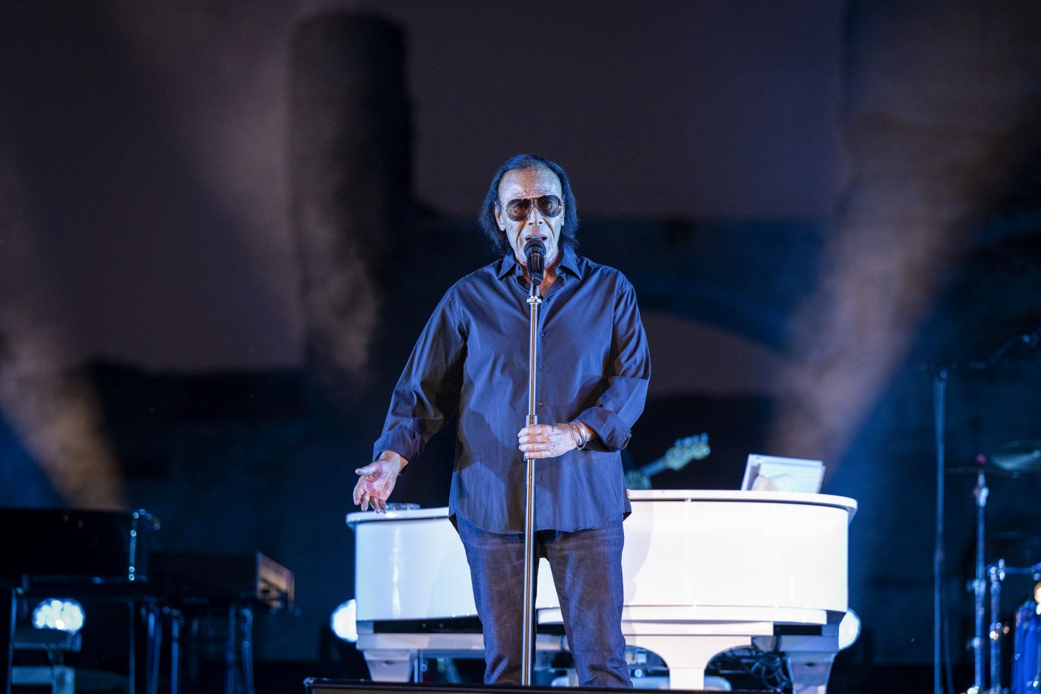 ANTONELLO VENDITTI: manca meno di un mese al ritorno nei palasport italiani con il tour “NOTTE PRIMA DEGLI ESAMI 40TH ANNIVERSARY – 2025 EDITION”. SOLD OUT la prima delle due date al Palazzo dello Sport di ROMA (21 dicembre – SOLD OUT – e 23 dicembre)!