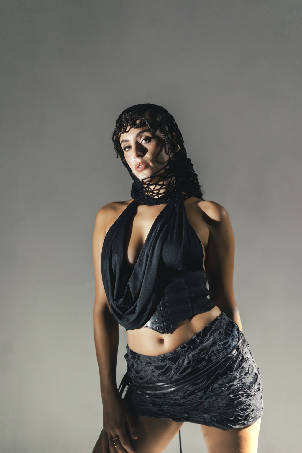 DIORA MADAMA: fuori ora ovunque “LA MORTE”, il suo primo album, interamente autoprodotto. Un disco che esplora la coesistenza degli opposti, unendo il folclore abruzzese a ritmi e sonorità globali