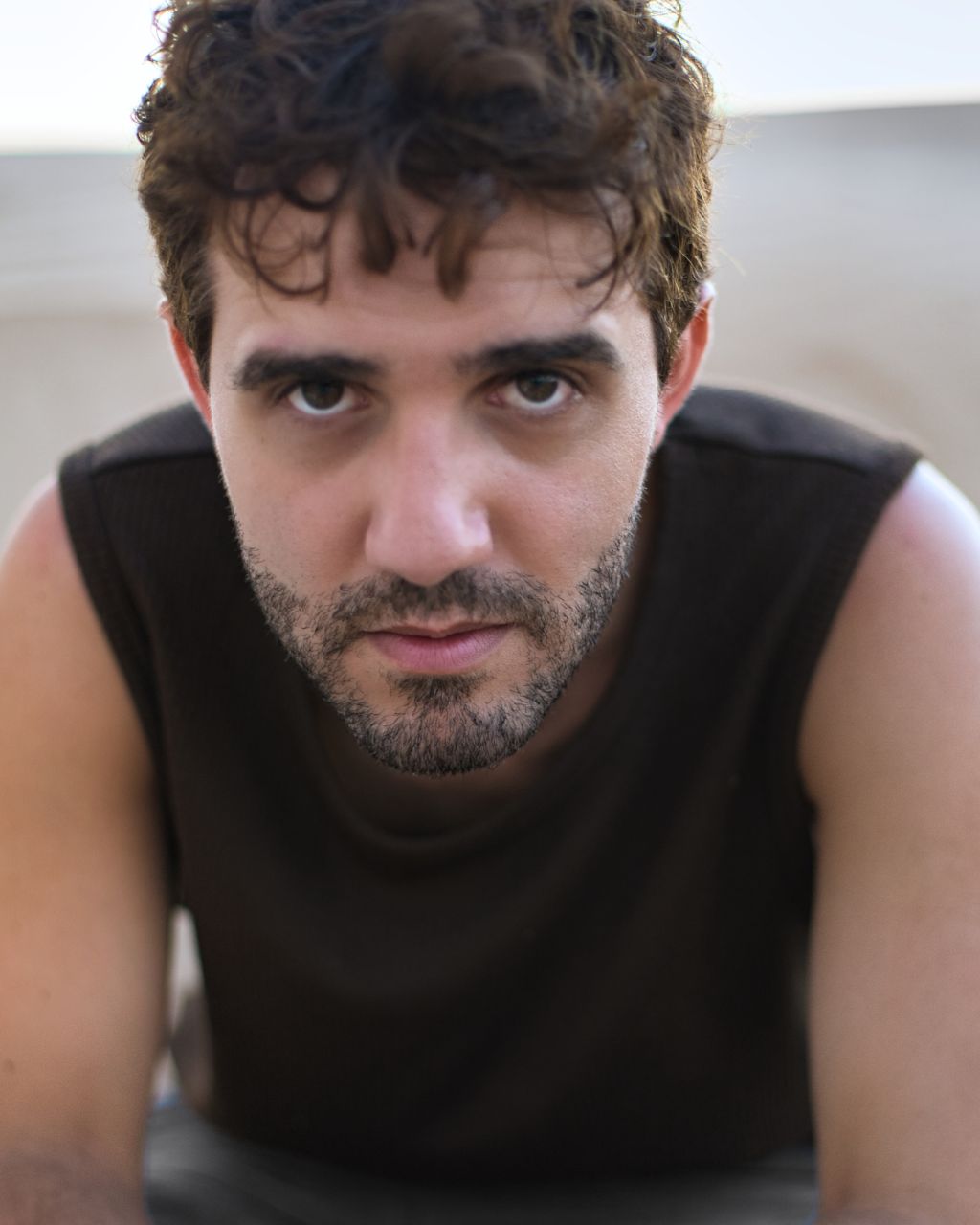 LORENZO VIZZINI: fuori ovunque il suo nuovo singolo “MANNARINA”. Appartenenza e smarrimento per una Sicilia che accoglie e respinge