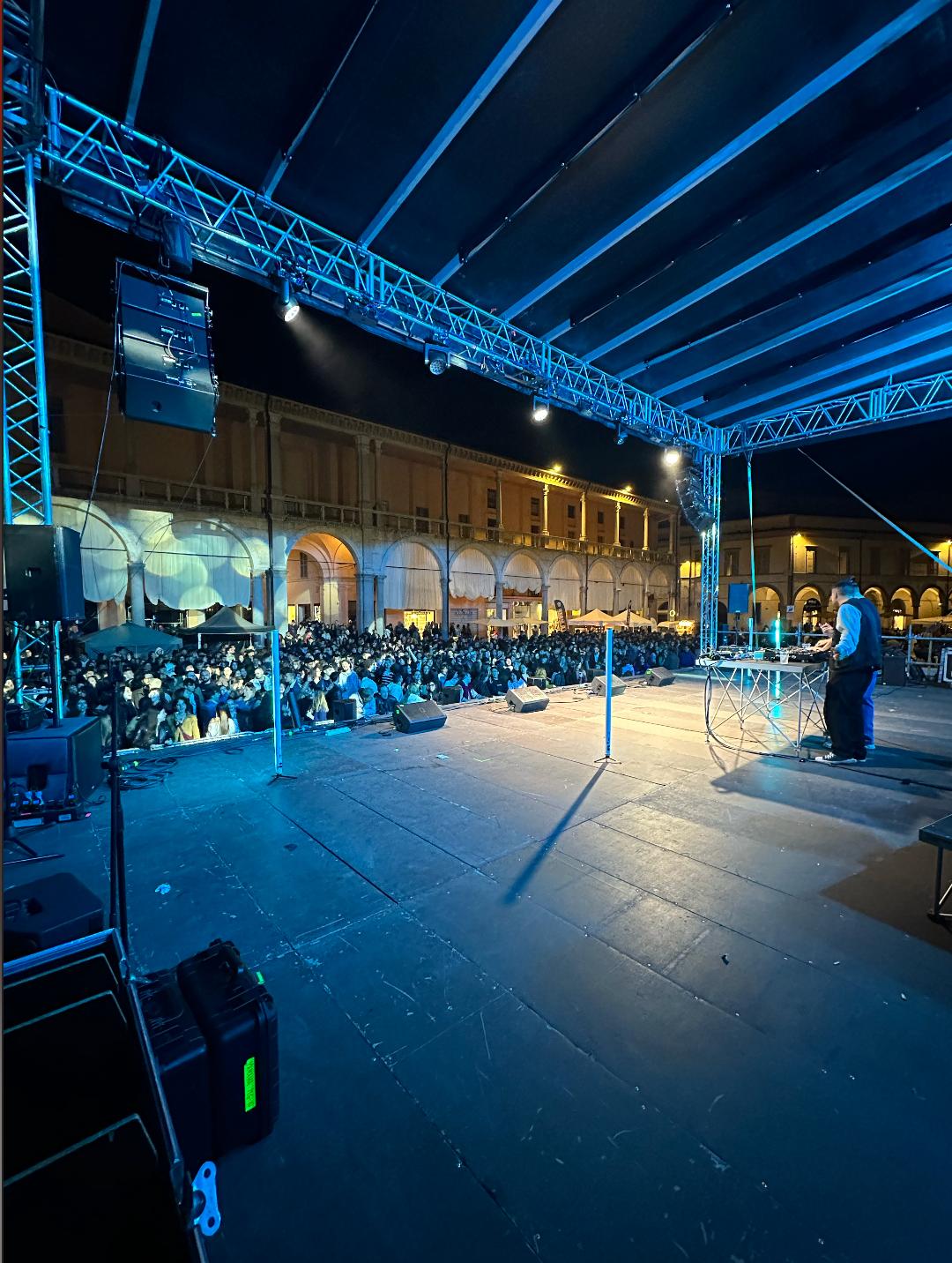 MEI 2025: LA NOTTE BIANCA INDIE FA IL SOLD OUT!  Successo straordinario per l’unica Notte Bianca indipendente d’Italia: Faenza esplode di musica, dj set e pubblico da record
