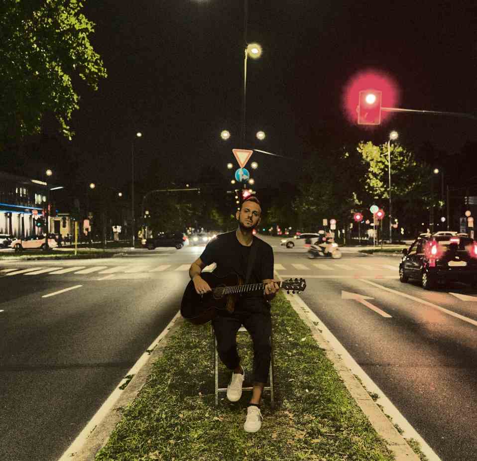 SIMONE FOTI FUORI DAL 24 OTTOBRE SU TUTTE LE PIATTAFORME DIGITALI “SOPRA LE NUVOLE” IL NUOVO EP: I MILLE VOLTI DELLA VITA