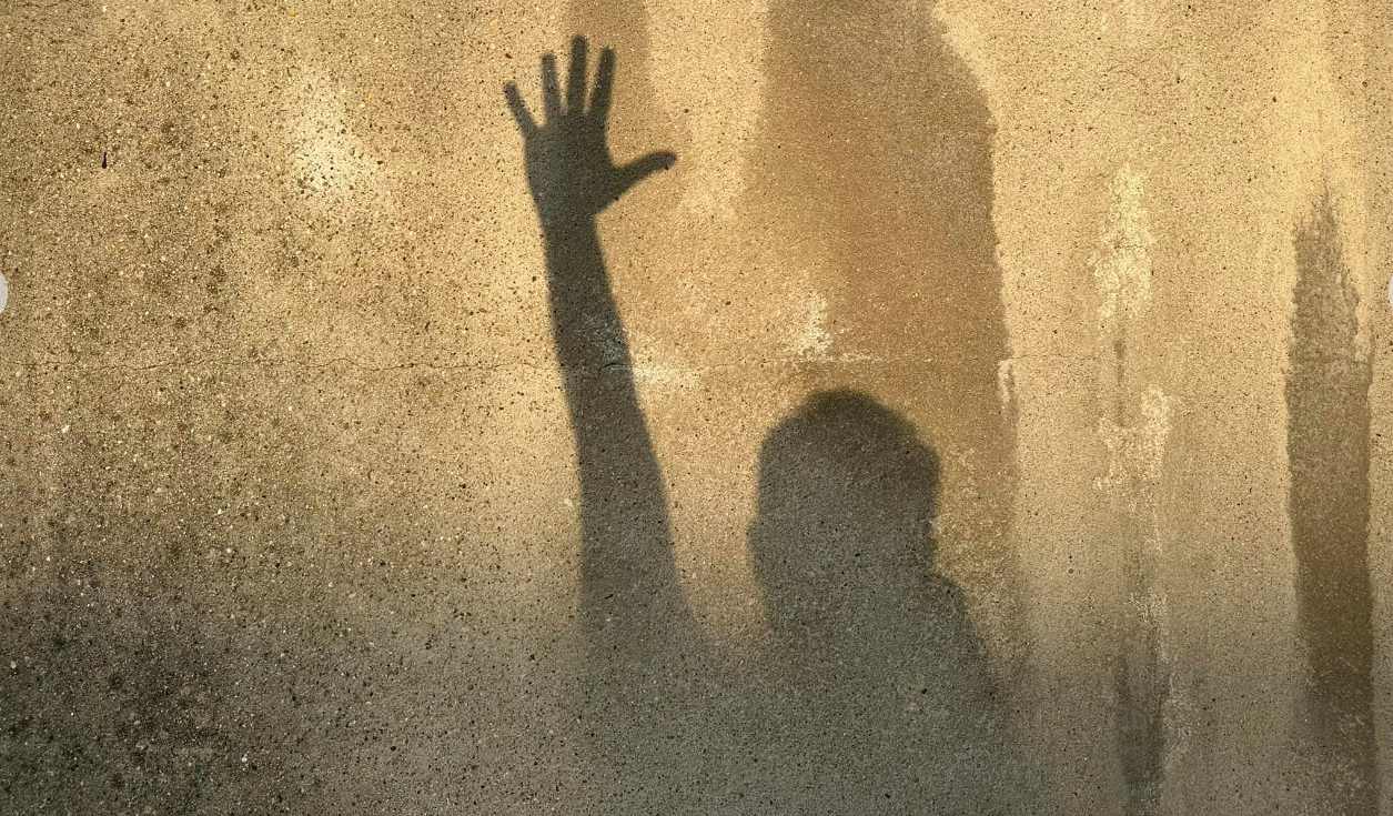 “The Dark Side of Minigolf”: TUM e il lato nascosto della vita tra perdite, amici e montagne