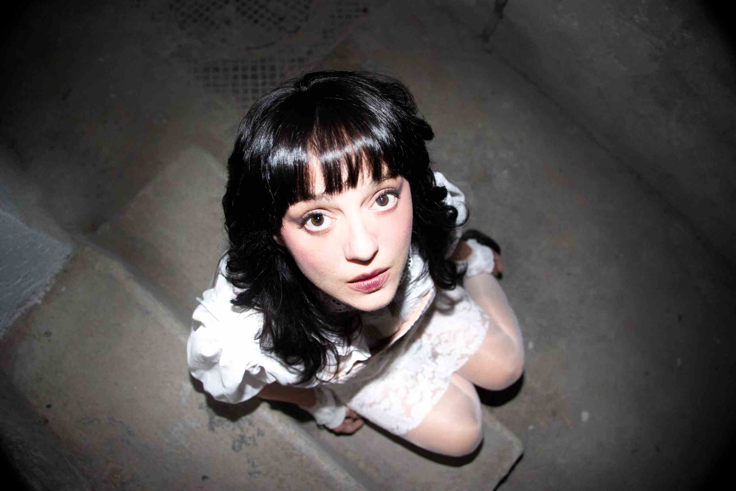 Emilya Ndme – Dentro “Glass Skin”: il volto scoperto della resistenza