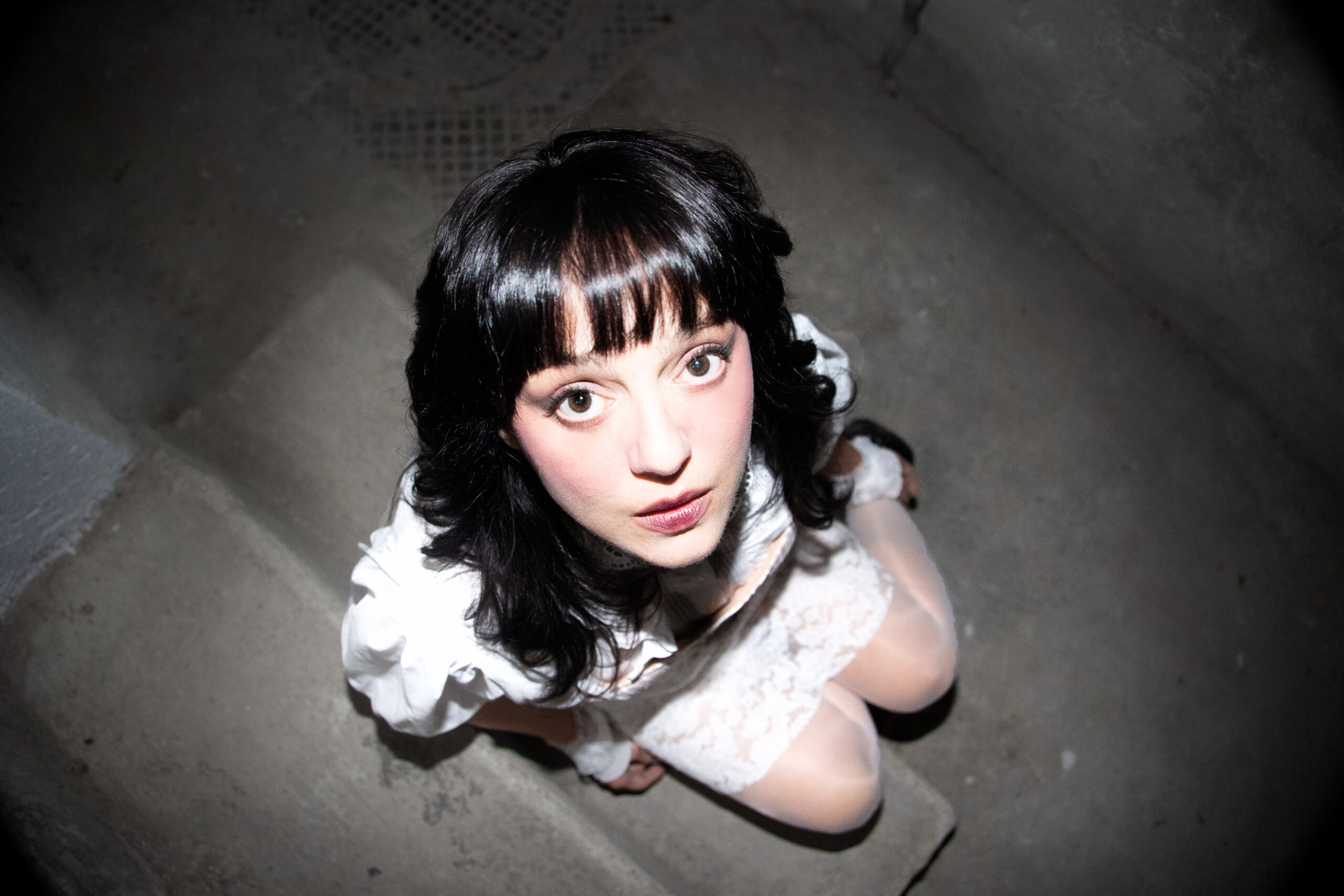 Emilya Ndme – Dentro “Glass Skin”: il volto scoperto della resistenza