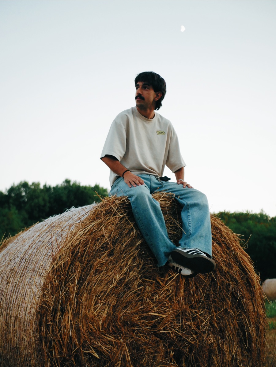 QUATTROMIGLIA di Speedy è un album intimo e sincero, che attraversa le emozioni e le contraddizioni della vita di provincia.