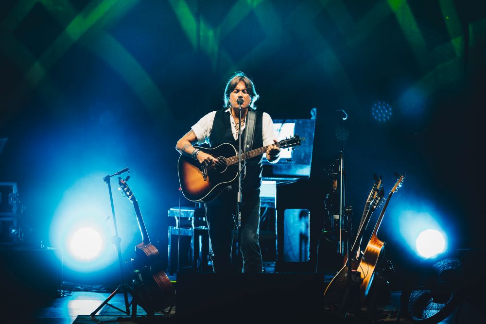 CRISTIANO DE ANDRÉ sarà in concerto anche quest’inverno con “DE ANDRÉ CANTA DE ANDRÉ BEST OF TOUR TEATRALE”, il tour che lo porterà a esibirsi in tutta Italia con un omaggio al padre Fabrizio e alle sue canzoni ancora estremamente attuali