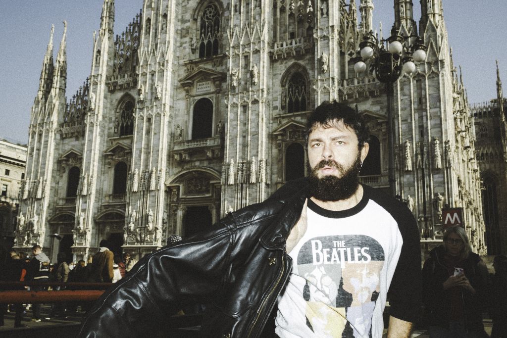 MOBRICI: annuncia il suo nuovo singolo “CON LA LINGUA”, fuori ovunque venerdì 21 novembre. Un brano che parla di amori finiti mai del tutto e di quella leggerezza che serve per sopravvivere quando qualcosa si rompe