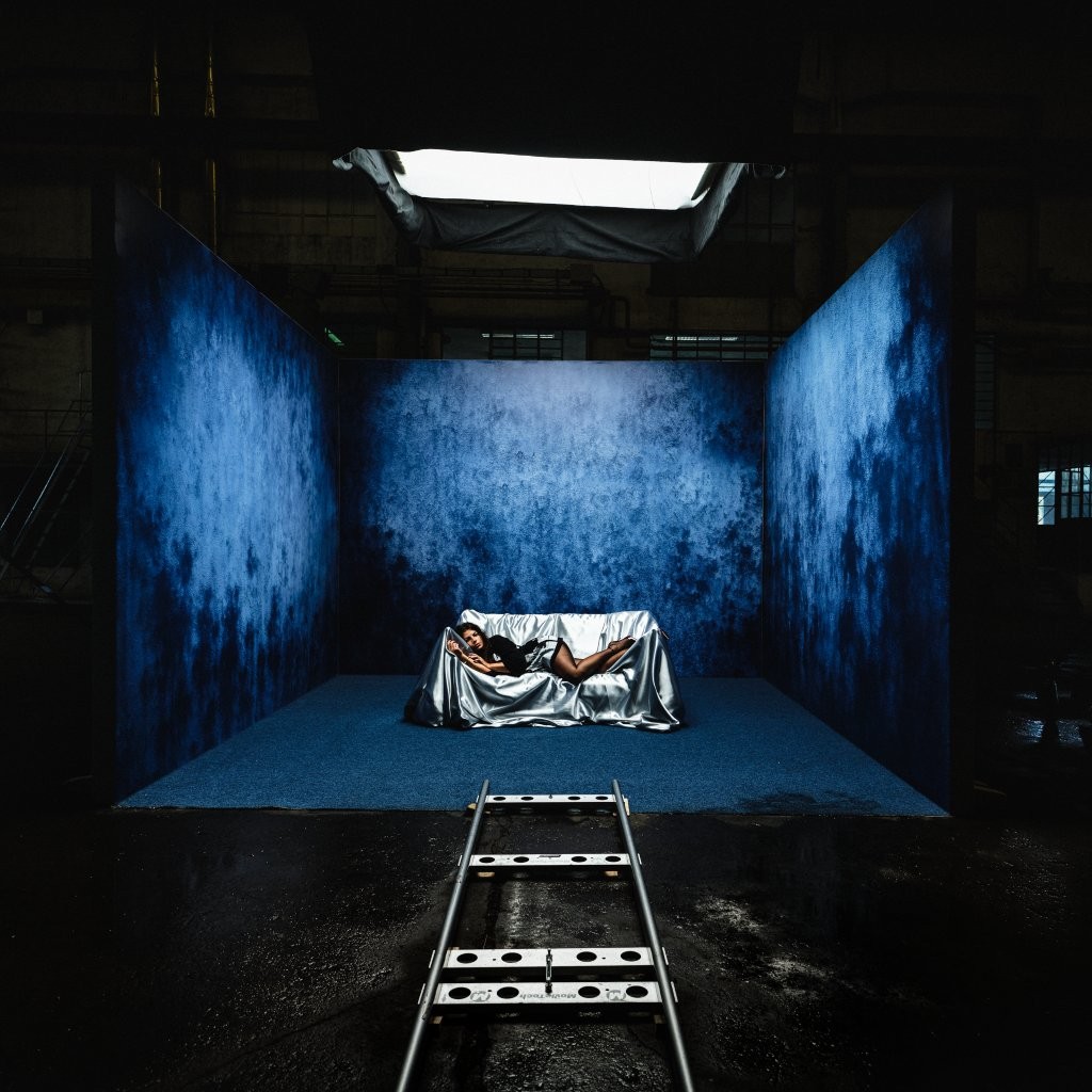 EMMA: “Brutta Storia” è il brano più trasmesso in radio della settimana. Nel 2026 in concerto a Roma (Ippodromo delle Capannelle) e Milano (Ippodromo Snai San Siro)