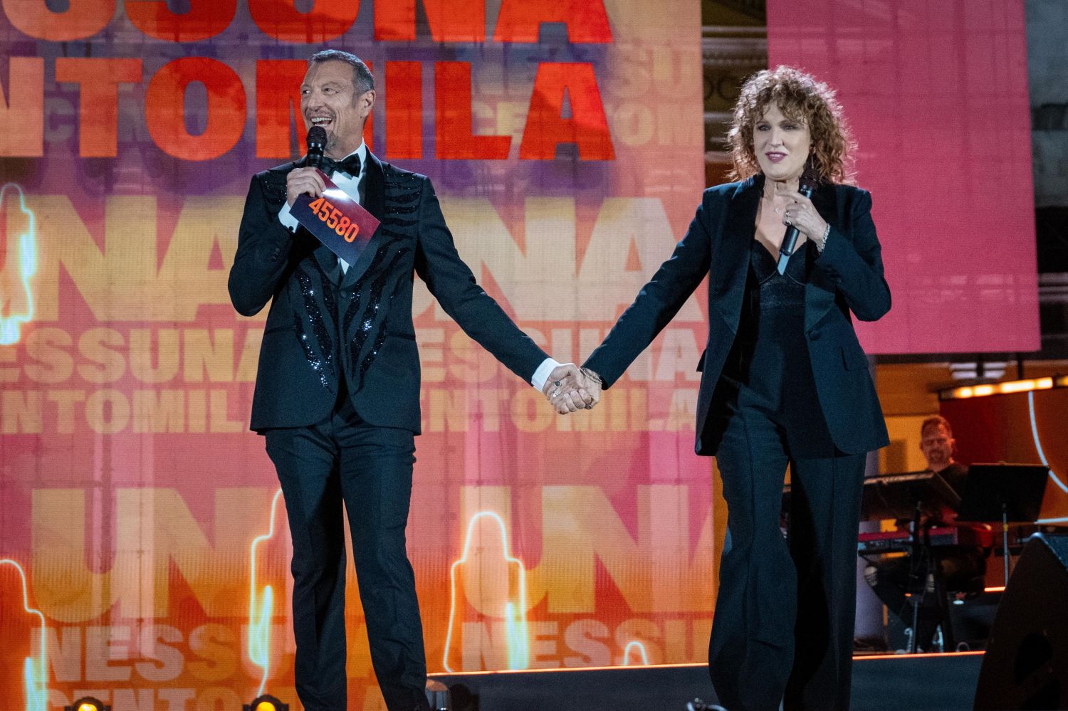 Grazie ai proventi di UNA NESSUNA CENTOMILA, devoluti ulteriori 200.000 euro ai centri antiviolenza, che si aggiungono ai 500.000 euro già raccolti e donati a settembre. Il concerto-evento andrà in onda l’11 dicembre in prima serata su Canale 5