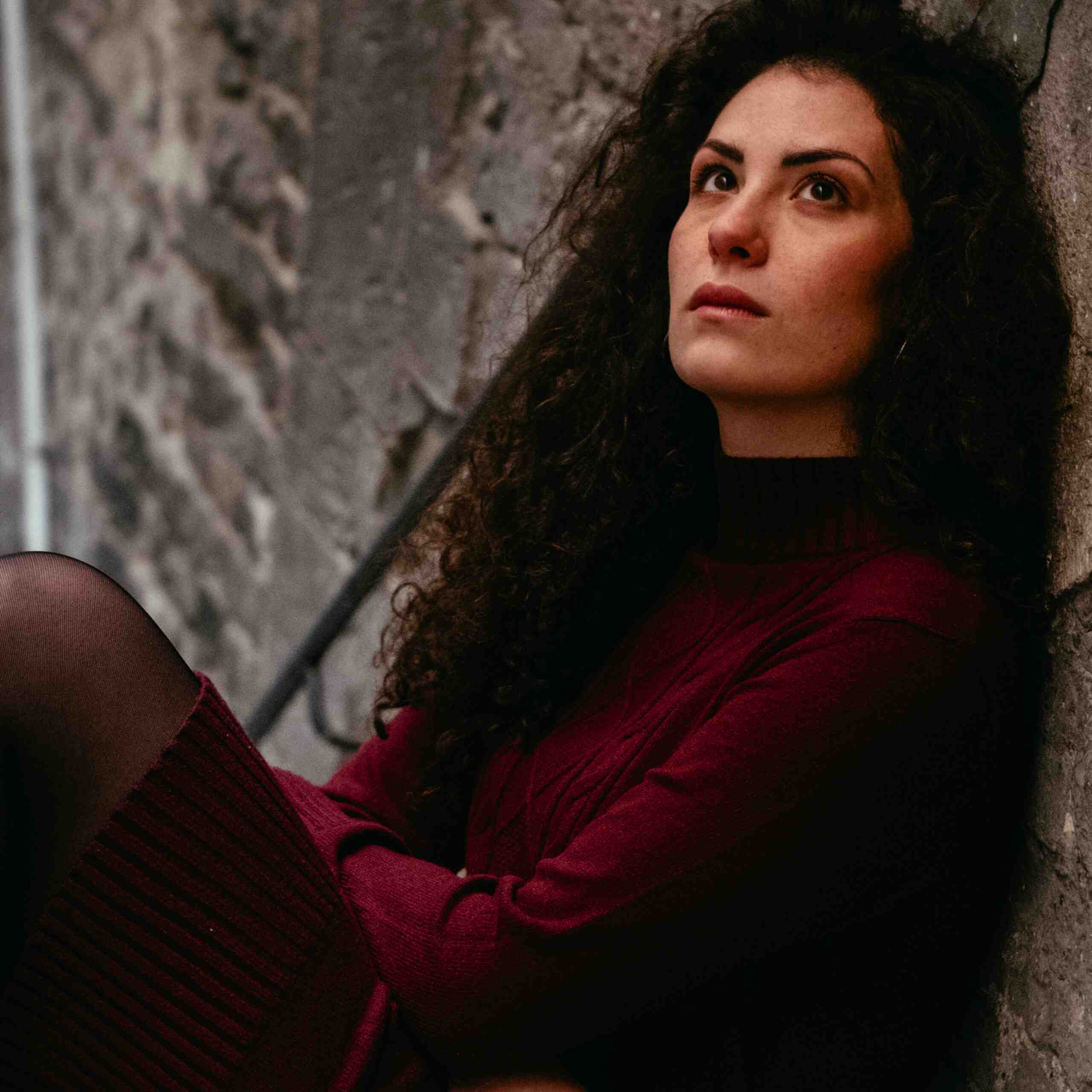 LEI – “Attraverso”: un viaggio emotivo tra buio e luce, caduta e rinascita