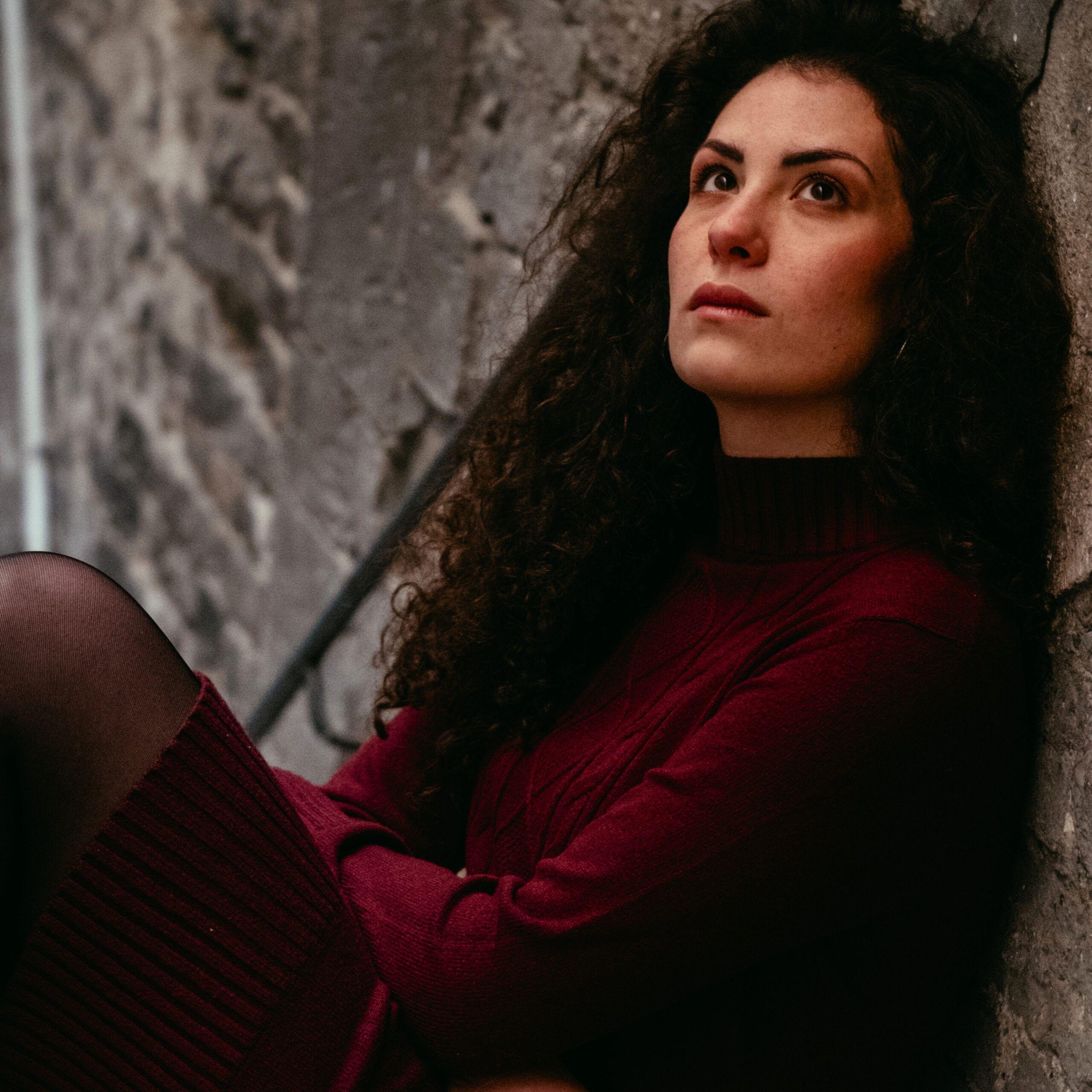 LEI – “Attraverso”: un viaggio emotivo tra buio e luce, caduta e rinascita