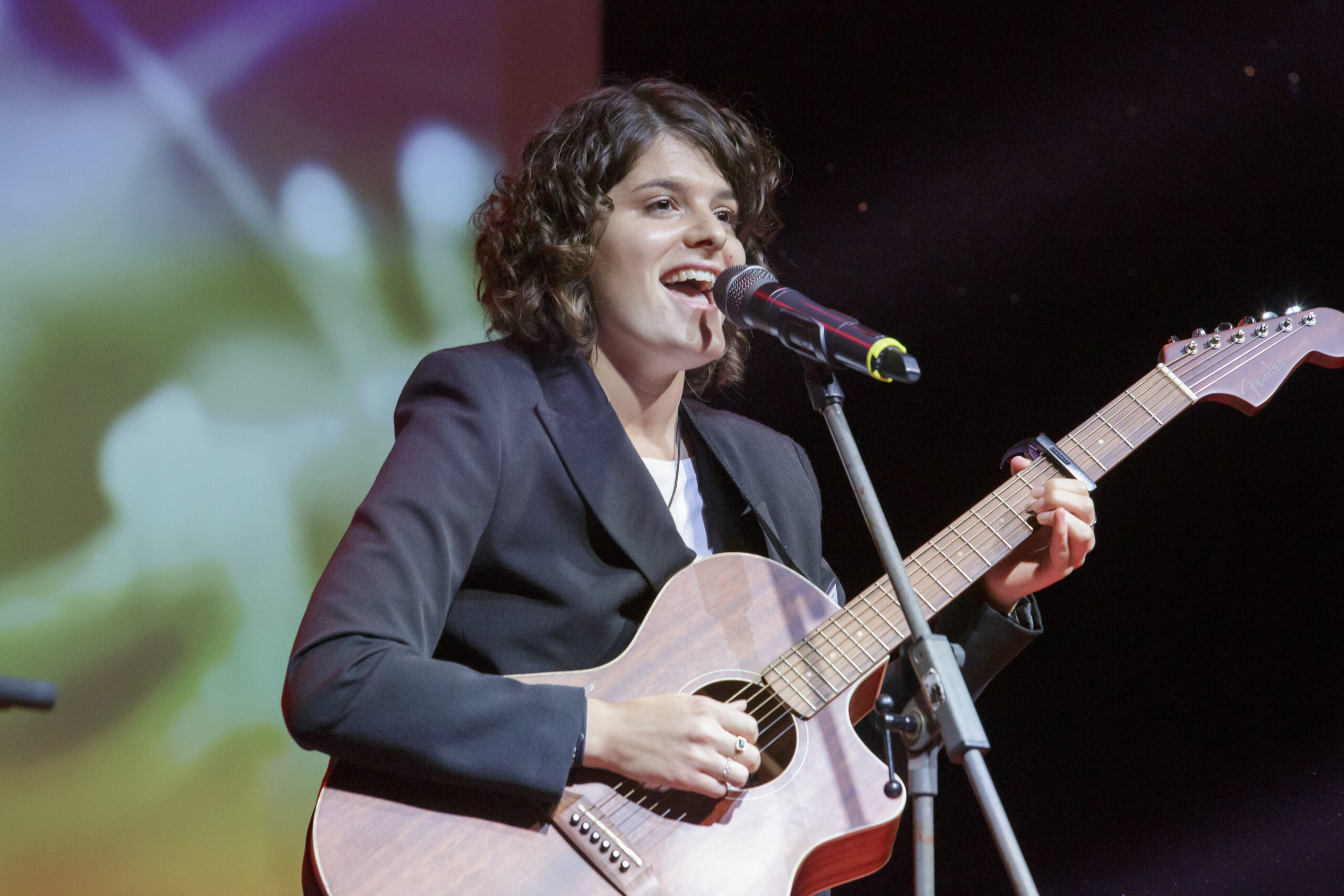 Giulia Trovò, vincitrice della nona edizione del concorso canoro nazionale “Le Note nel Cuore”, pubblica il nuovo singolo “Per Giulia” , estratto dal suo primo album “Agape”