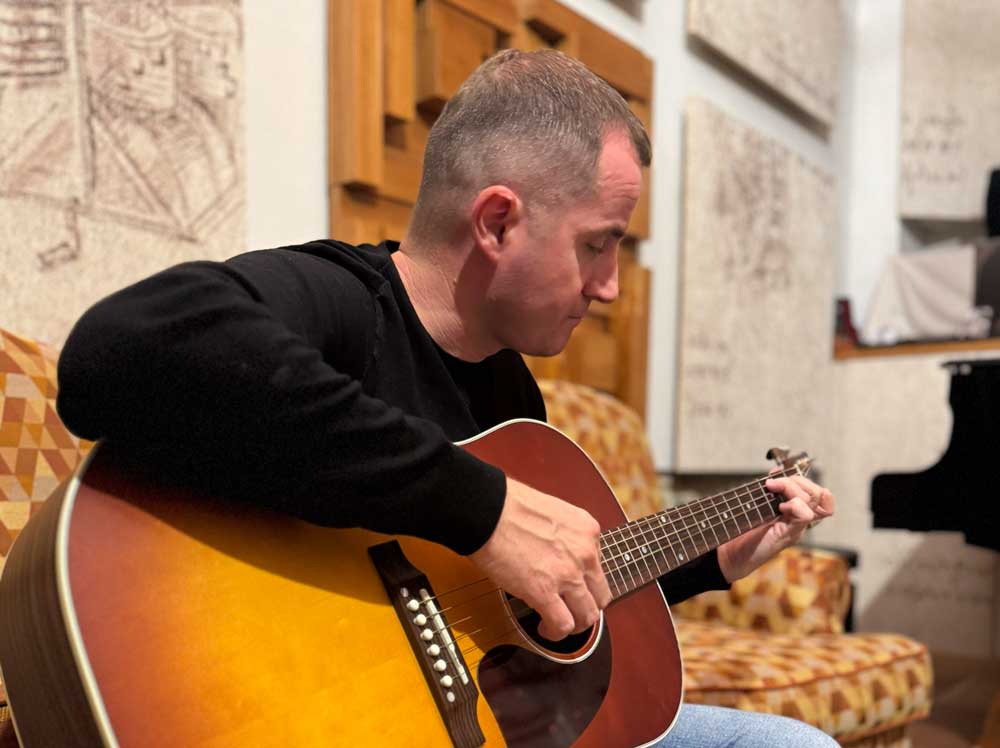 Francesco Gronchi: Oltre l’orizzonte. Esce il nuovo disco del cantautore toscano