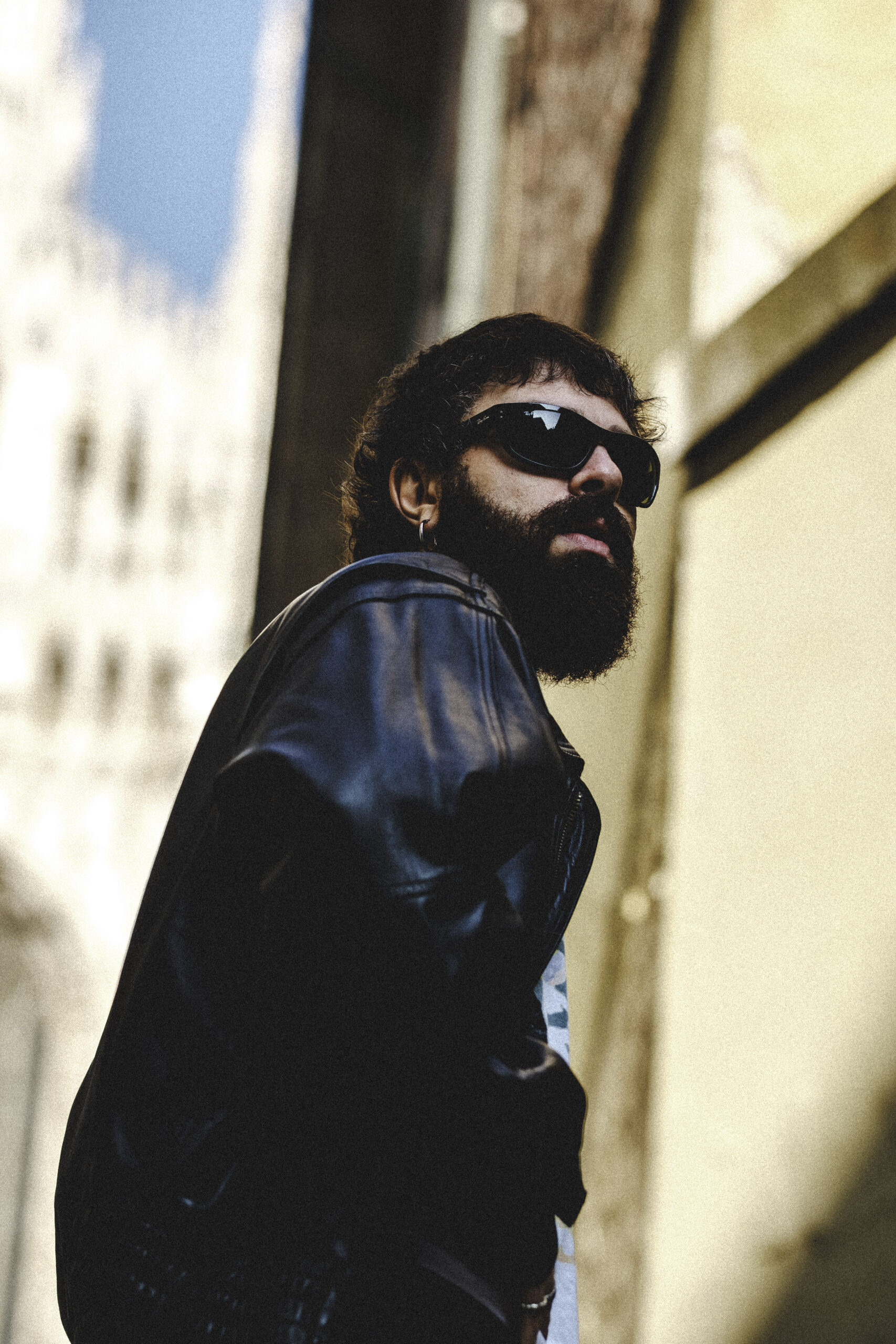 MOBRICI: annuncia il suo nuovo singolo “CON LA LINGUA”, fuori ovunque venerdì 21 novembre. Un brano che parla di amori finiti mai del tutto e di quella leggerezza che serve per sopravvivere quando qualcosa si rompe