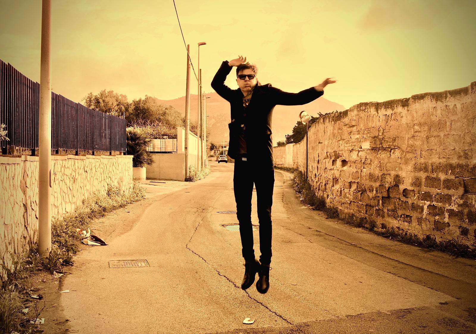 Dopo il singolo dedicato a Totò Schillaci, il cantautore palermitano Sabù Alaimo torna con “Il Meglio”, disponibile da oggi