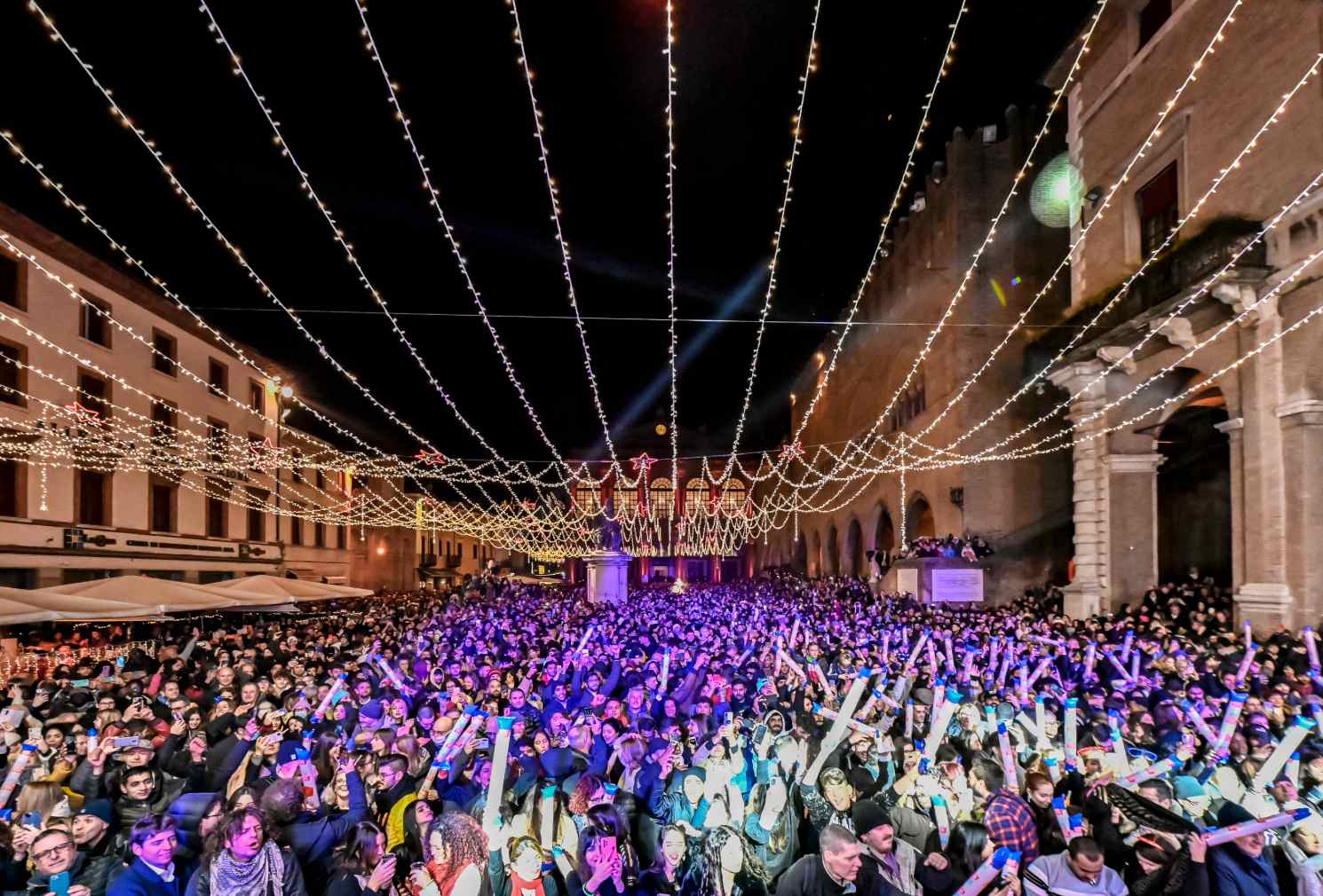 CAPODANNO A RIMINI CON LA LISCIO STREET PARADE CON LE ORCHESTRE DI ROBERTA CAPPELLETTI E SANTA BALERA CON GLI ALLUVIONATI DEL LISCIO, I PREMIATI, GLI OMAGGI, CON CENA E HOTEL