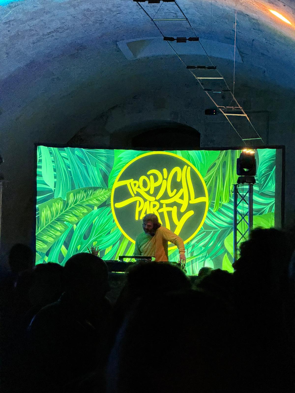 Sabato 15 novembre, CORIGLIANO D’OTRANTO, Tropical Party con Vibronics, Dubin, Federica Flower e I&I Linda al Castello Volante