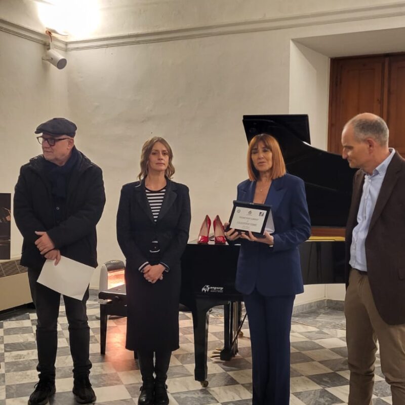 Consegna Premio Pape Gulioli a Giuseppina Torre