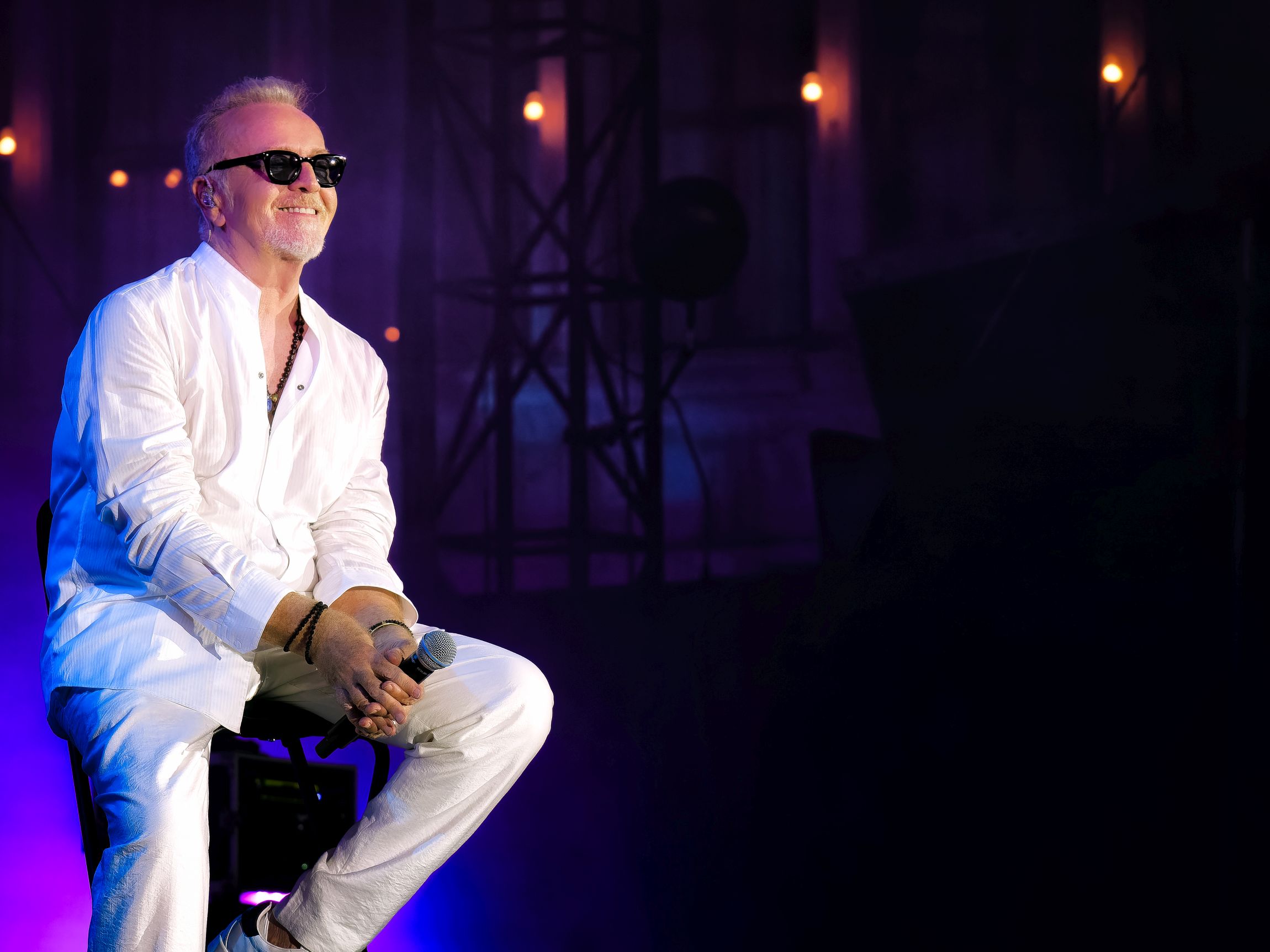 UMBERTO TOZZI: il nuovo progetto discografico “L’ULTIMA NOTTE ROSA Live”, 21 performance del vivo con featuring d’eccezione – Laura Pausini, Raf, Marco Masini, HAUSER e i The Kolors – e 5 brani inediti. Attivi pre-save e pre-order