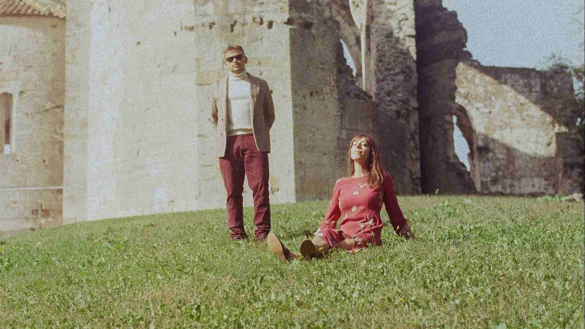 Acqua Distillata canta Ribaltavapori: “Volume Uno + Due” – Un viaggio sinfonico nella canzone d’autore e una riflessione sulla società contemporanea