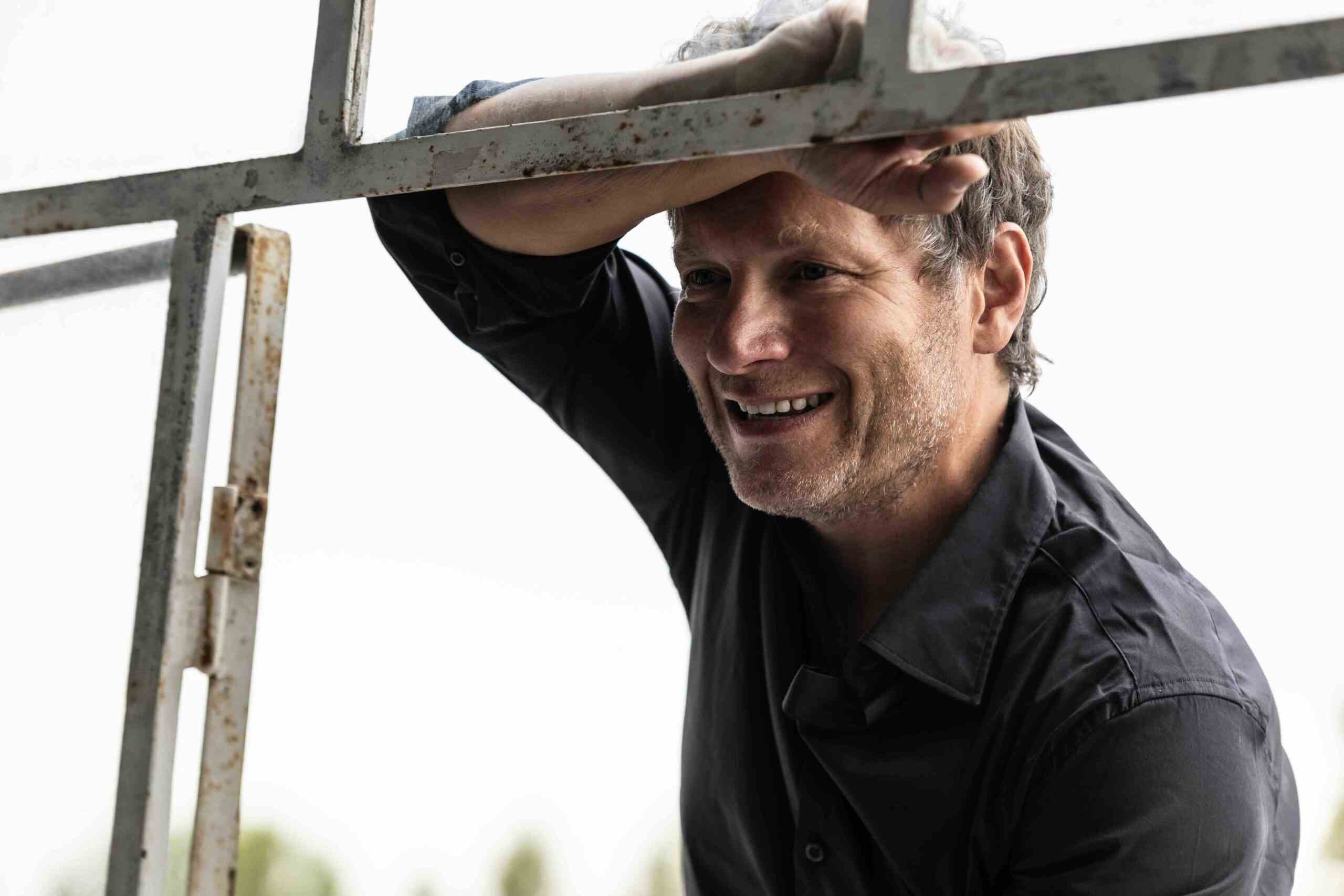 “Bambini” nuovo singolo per il cantautore livornese Matteo Becucci (special guest Paolo Ruffini)