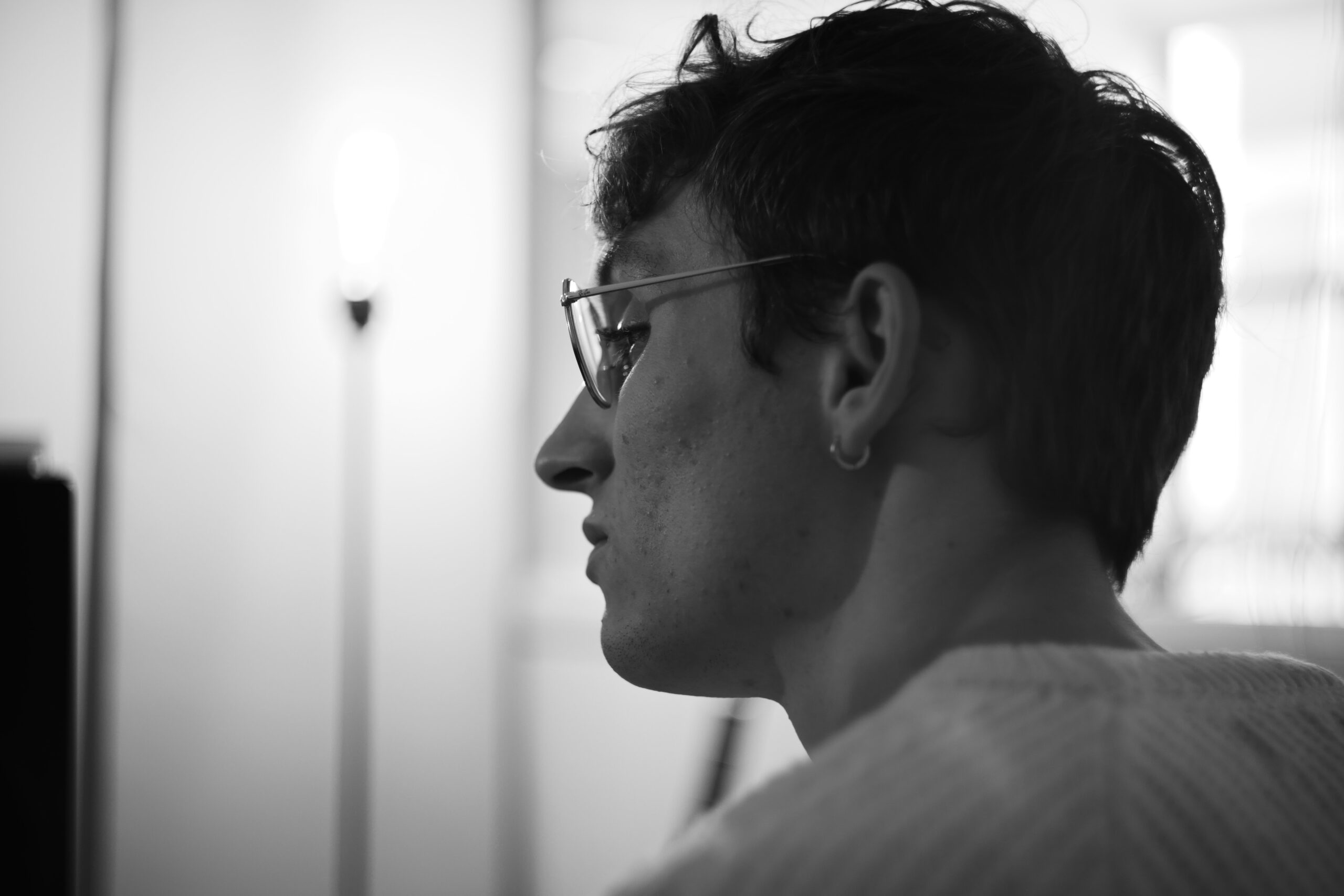 CLAMORE: “SOGNO A OCCHI APERTI”. L’immaginazione come antidoto a un mondo grigio.