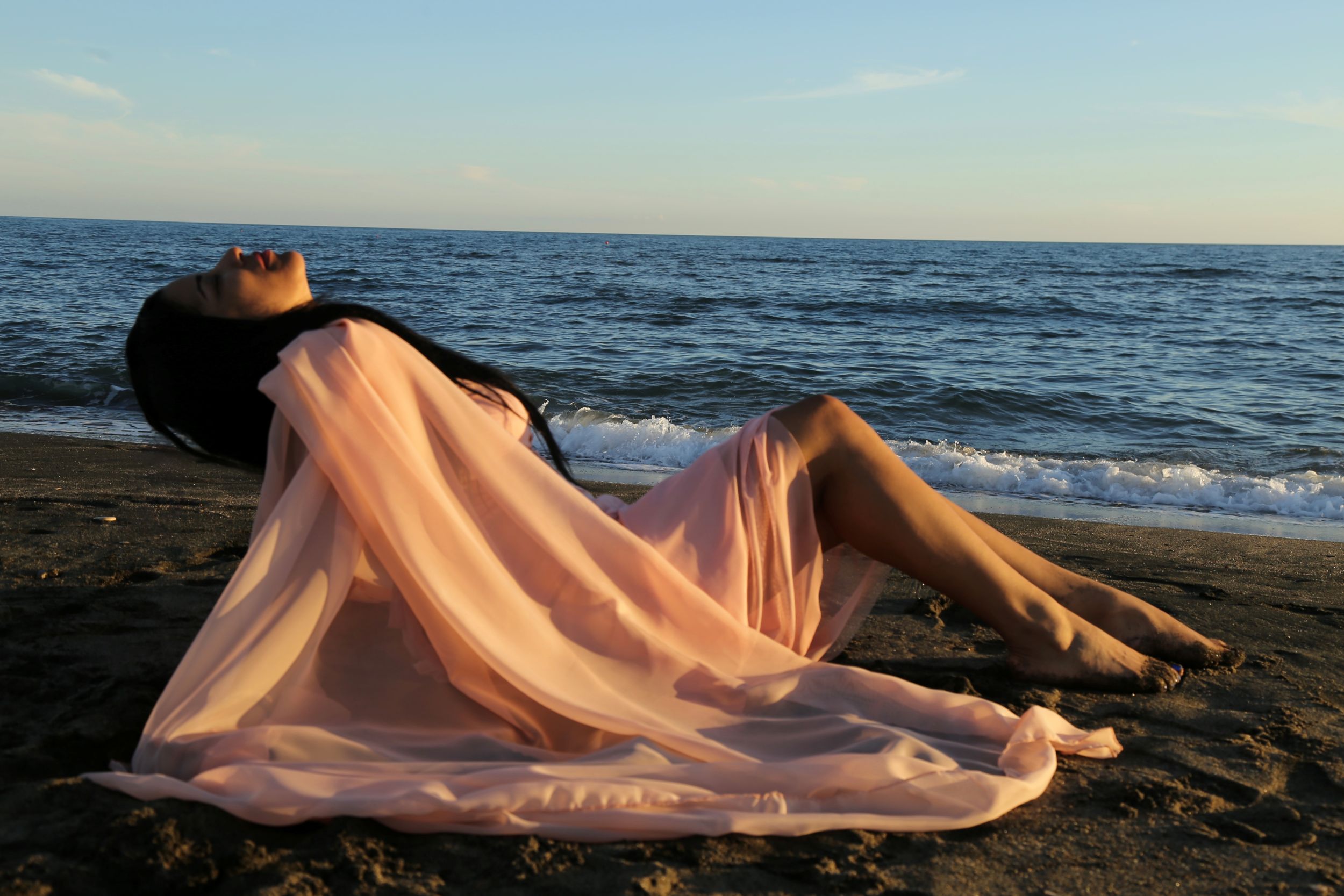 Syelune Vorne – “Ni me apago”: una luce che attraversa il buio senza spegnersi