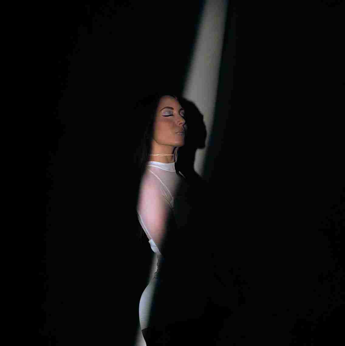 Simona Carella torna con “saint-tropez”: un nuovo capitolo del concept iniziato con “Antartide” fuori il 12 dicembre