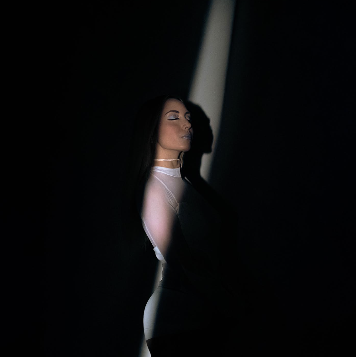 Simona Carella torna con “saint-tropez”: un nuovo capitolo del concept iniziato con “Antartide” fuori il 12 dicembre