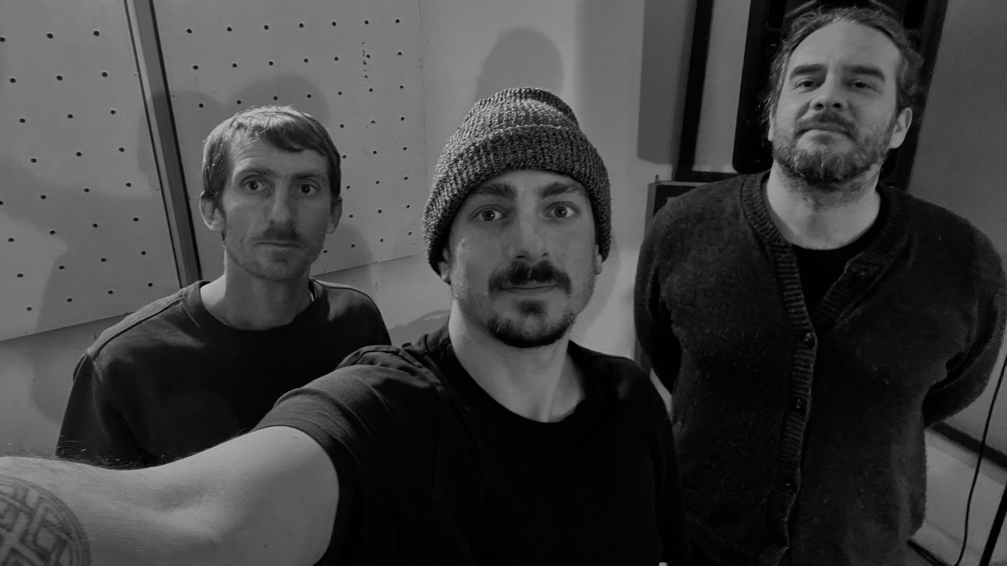 SEASONAL COSMIC AMBASSADOR // “RED LIGHT”. Un segnale d’allarme contro il pensiero passivo.