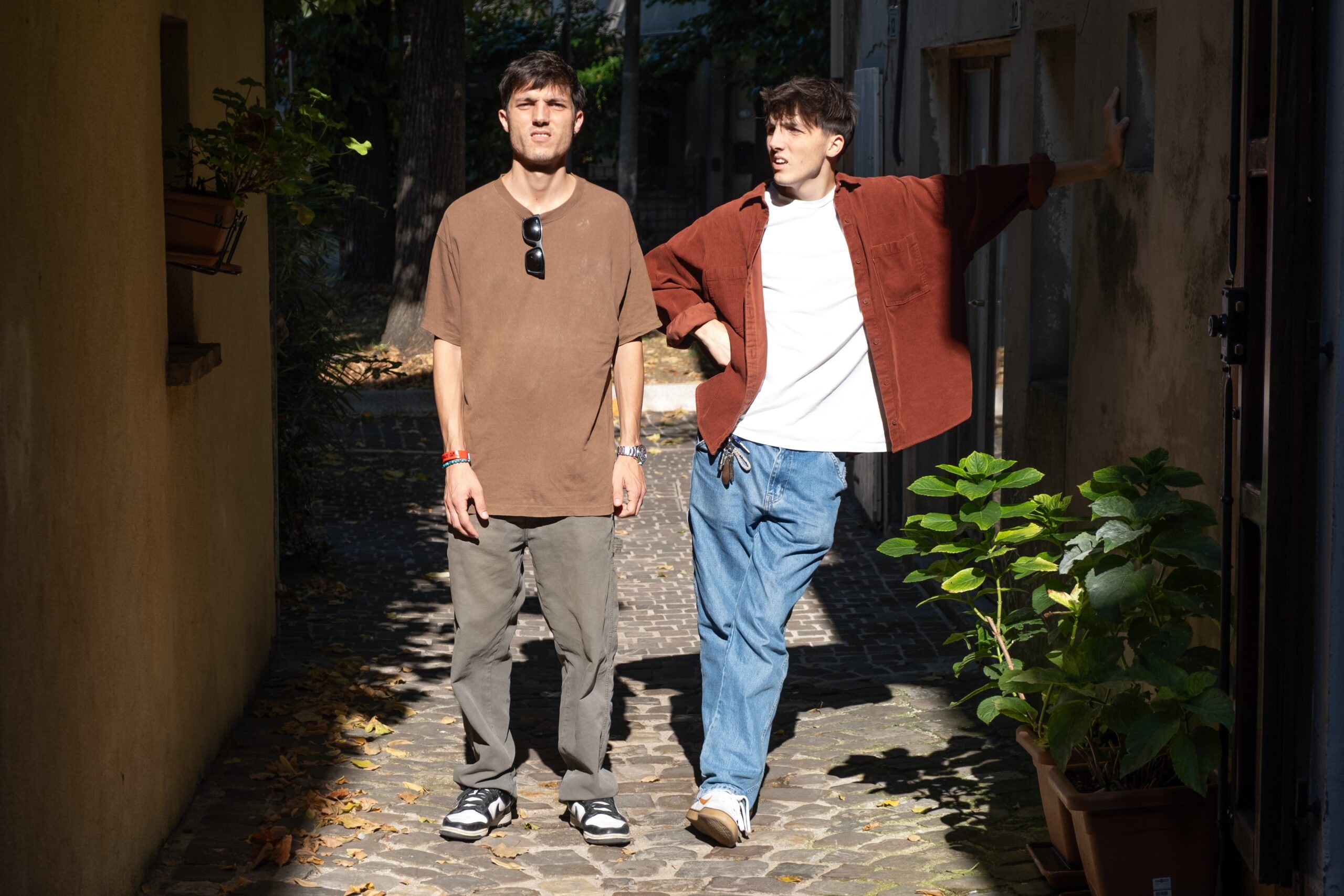 Dellai – Nonostante tutto: restare in piedi quando le canzoni diventano una scelta